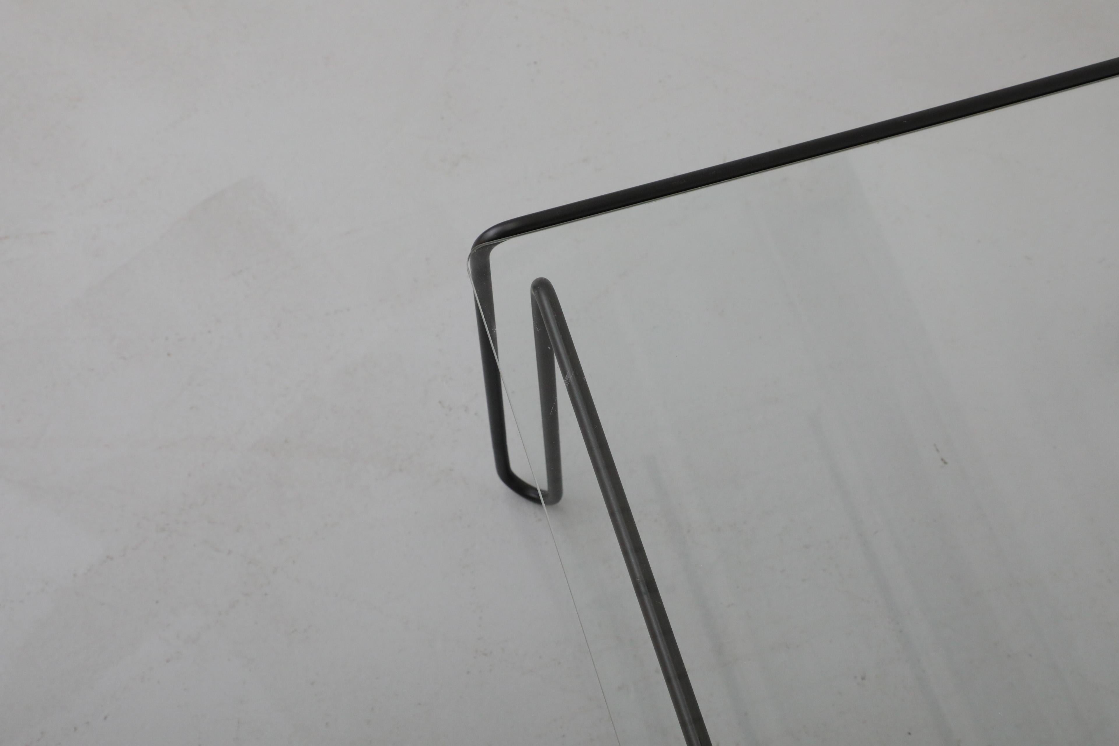 Table basse moderniste du milieu du siècle à structure métallique noire et plateau carré en verre, années 1970 en vente 6