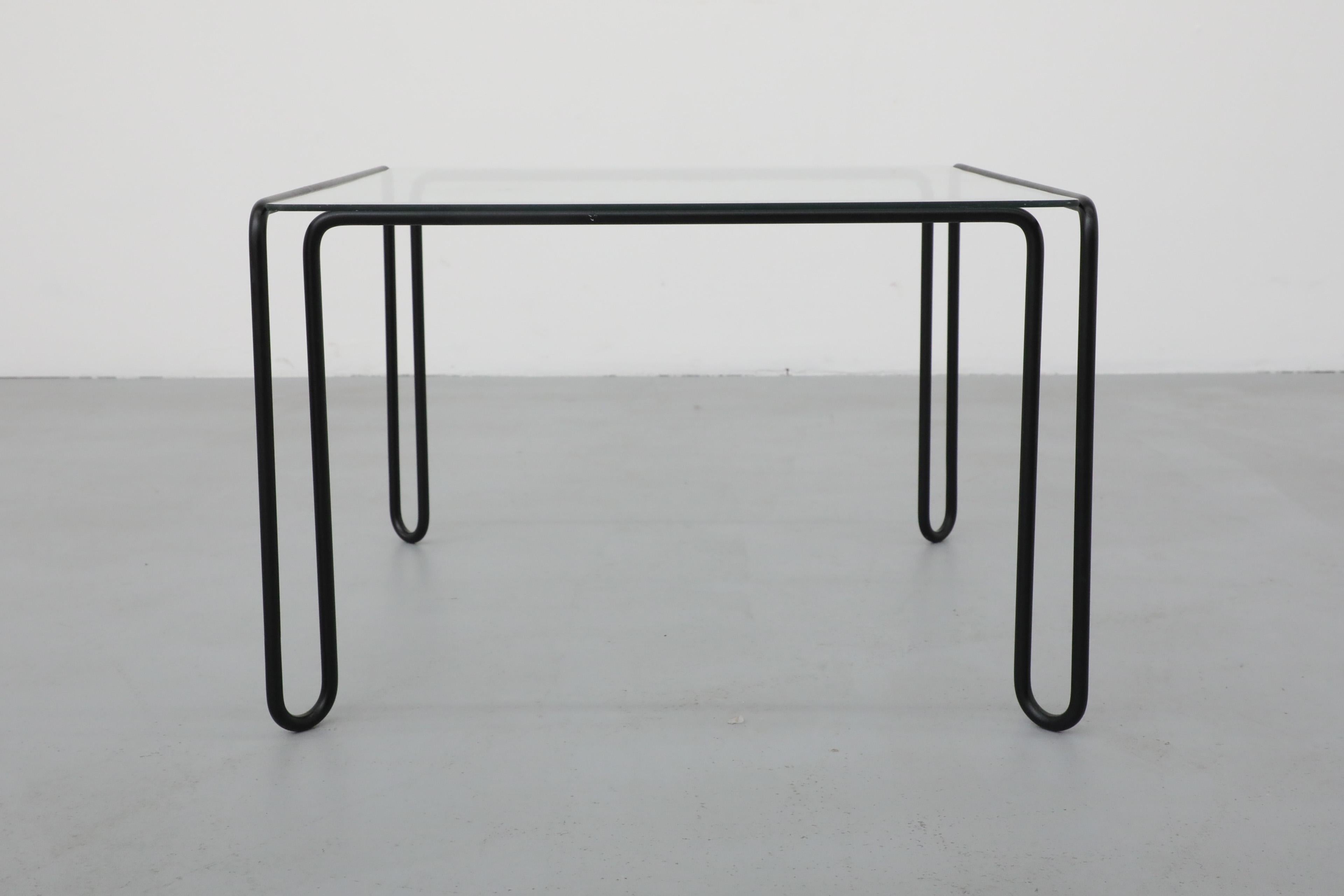 Table basse moderniste du milieu du siècle à structure métallique noire et plateau carré en verre, années 1970 en vente 7