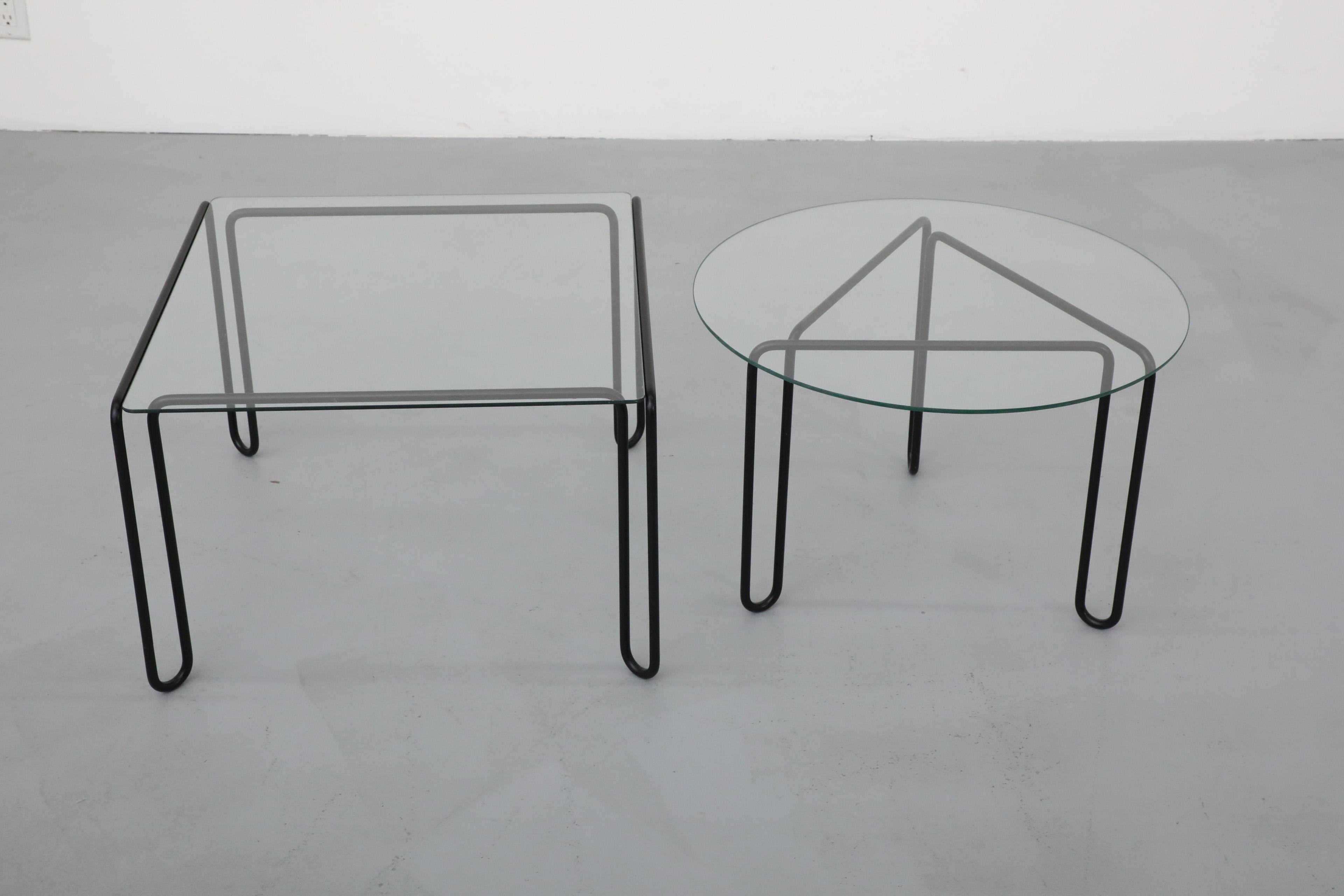Table basse moderniste du milieu du siècle à structure métallique noire et plateau carré en verre, années 1970 en vente 8