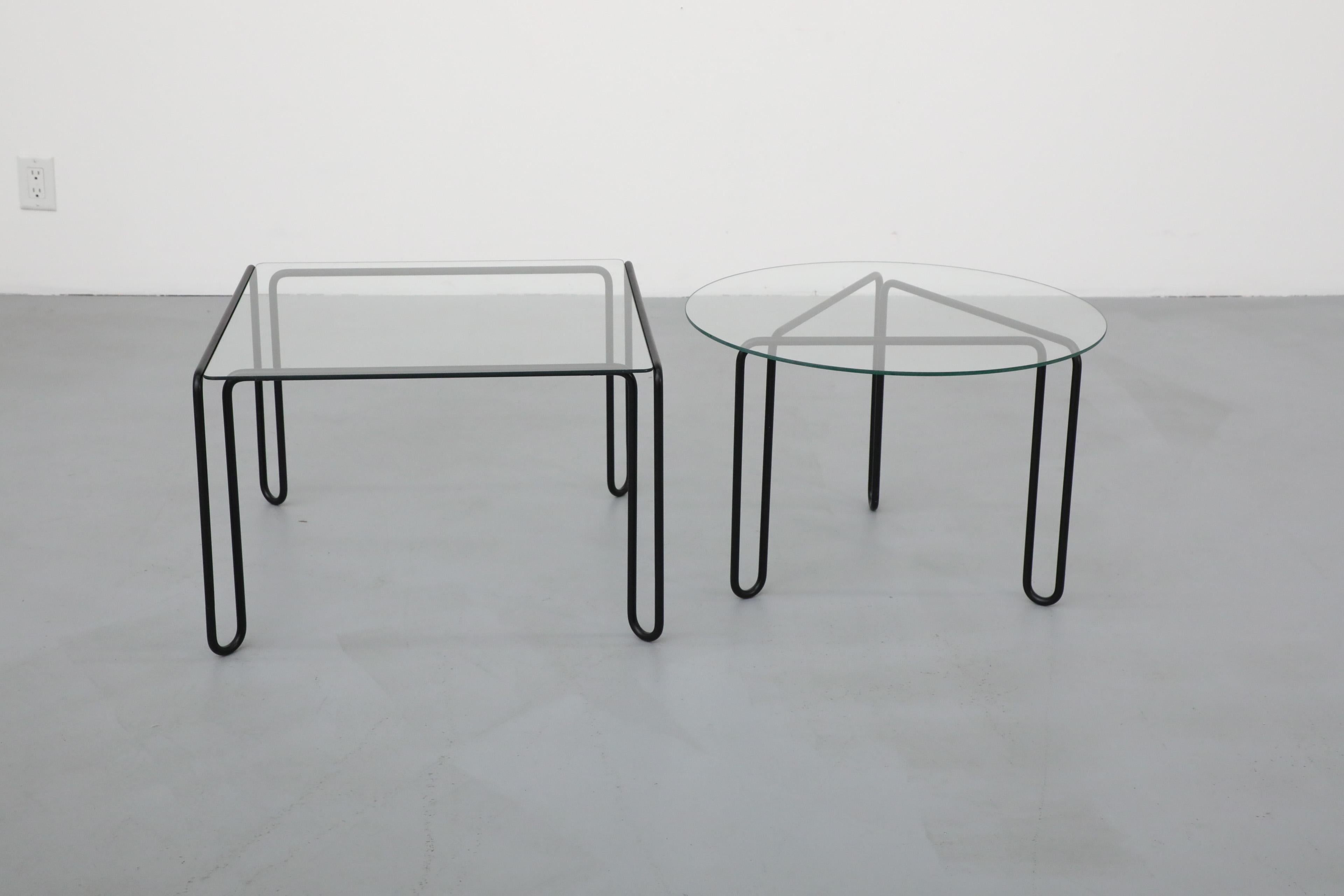 Table basse moderniste du milieu du siècle à structure métallique noire et plateau carré en verre, années 1970 en vente 9