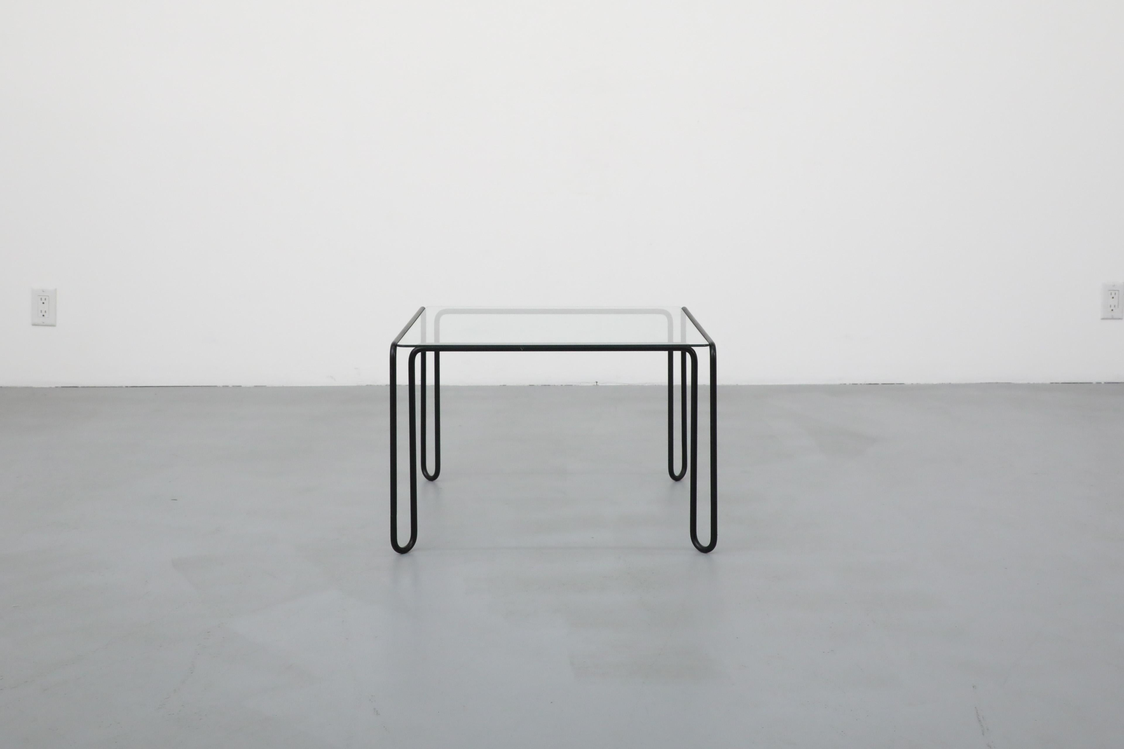Mid-Century Modern Table basse moderniste du milieu du siècle à structure métallique noire et plateau carré en verre, années 1970 en vente