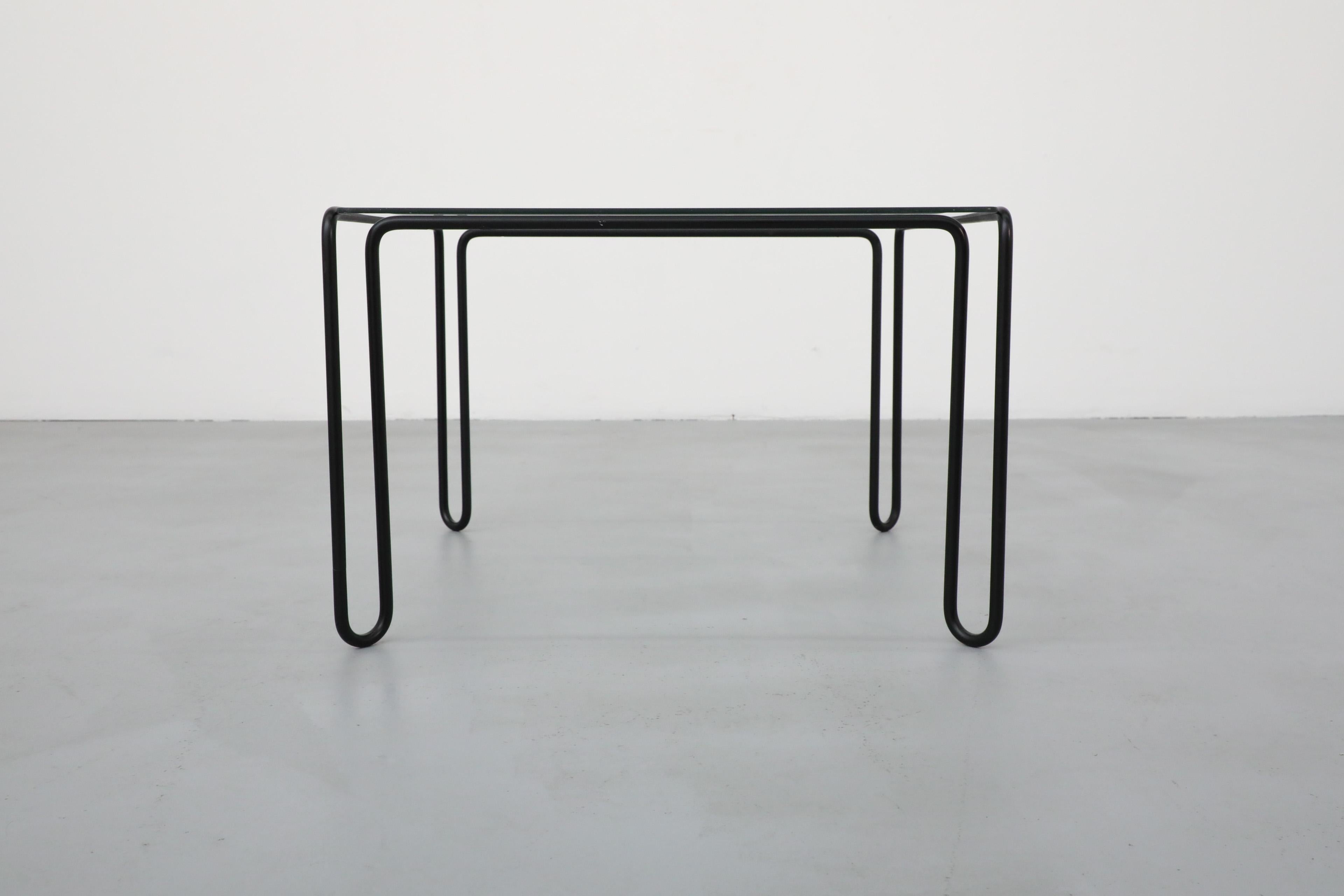 Néerlandais Table basse moderniste du milieu du siècle à structure métallique noire et plateau carré en verre, années 1970 en vente