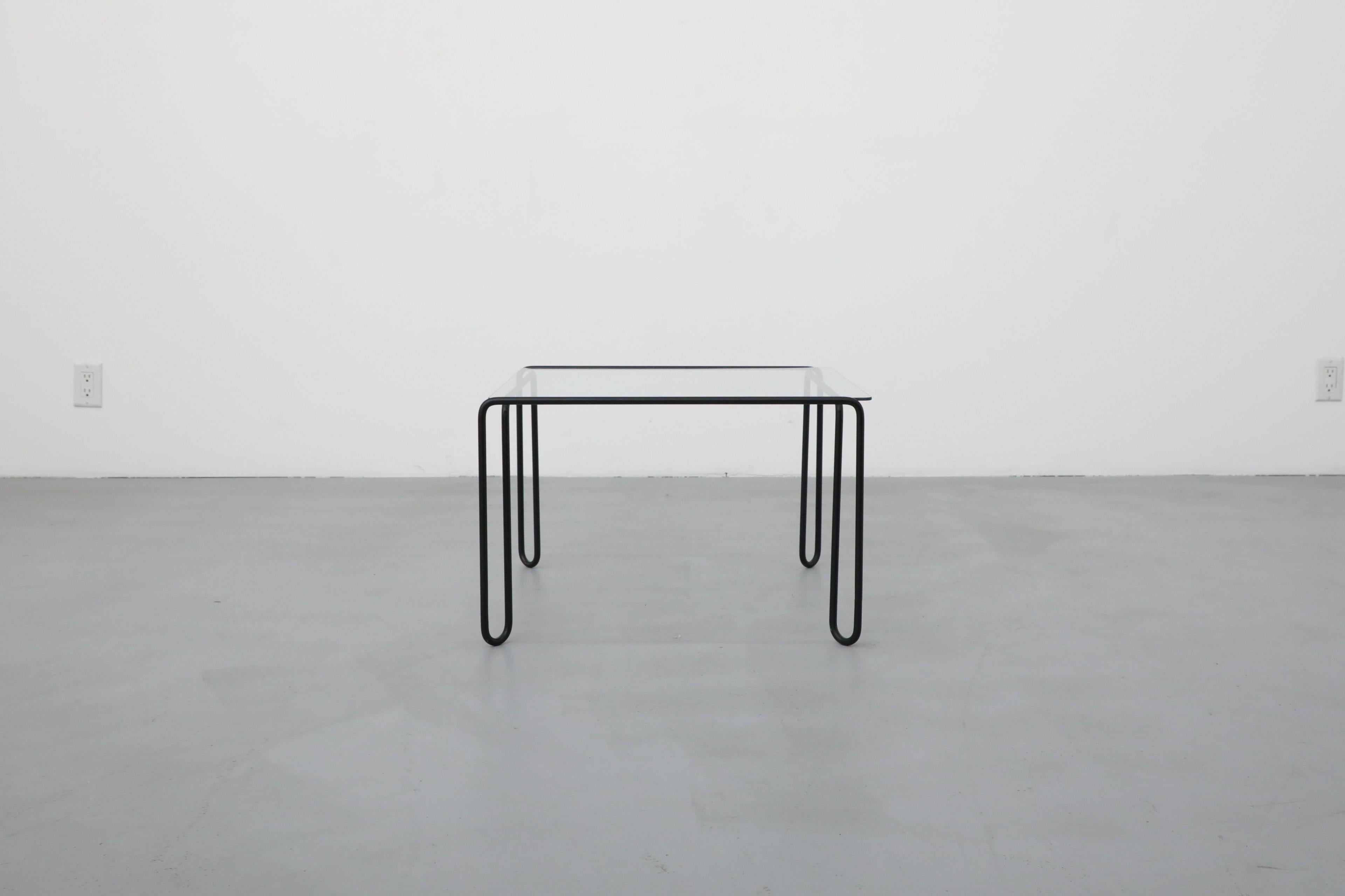 Poudré Table basse moderniste du milieu du siècle à structure métallique noire et plateau carré en verre, années 1970 en vente