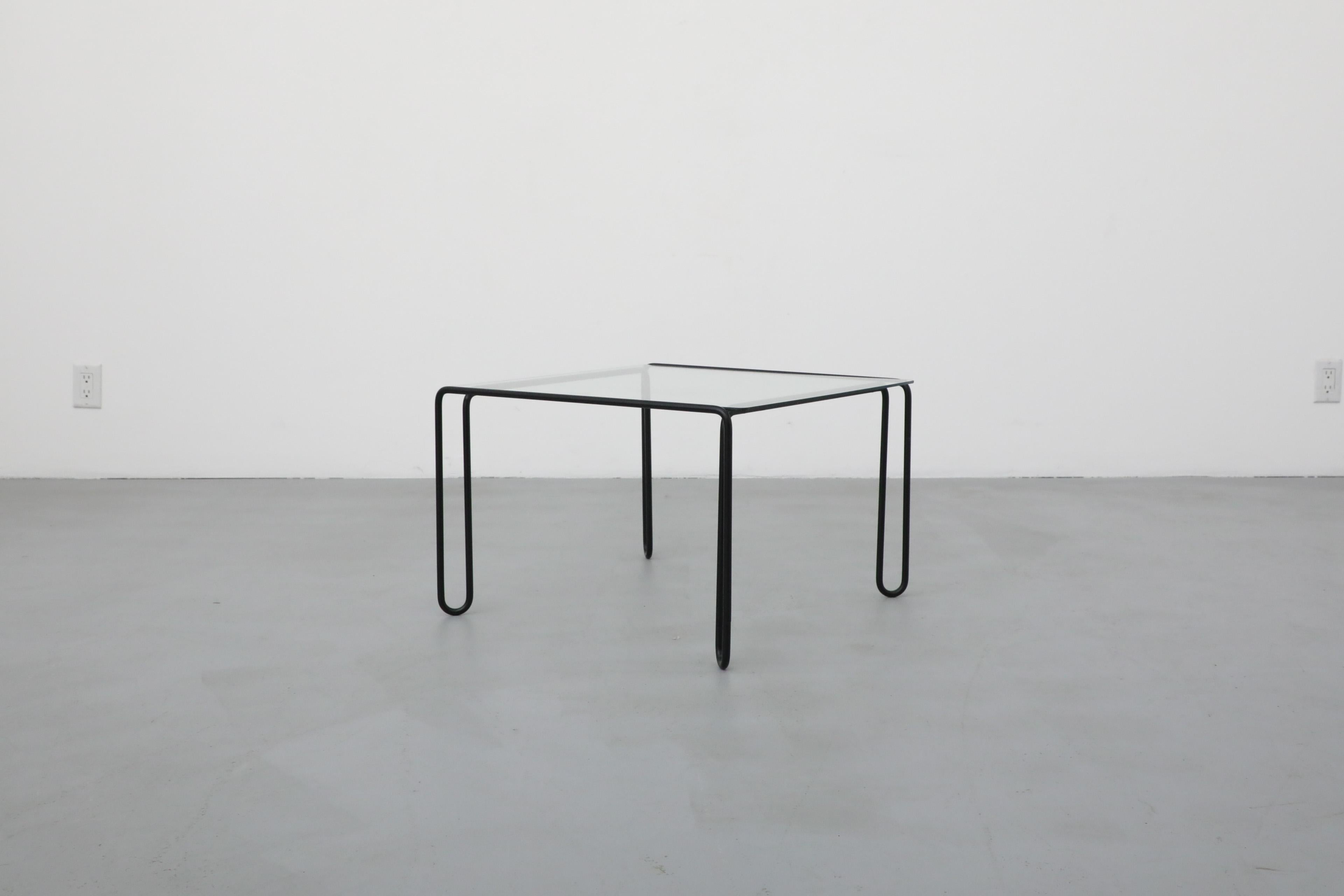 Table basse moderniste du milieu du siècle à structure métallique noire et plateau carré en verre, années 1970 Bon état - En vente à Los Angeles, CA