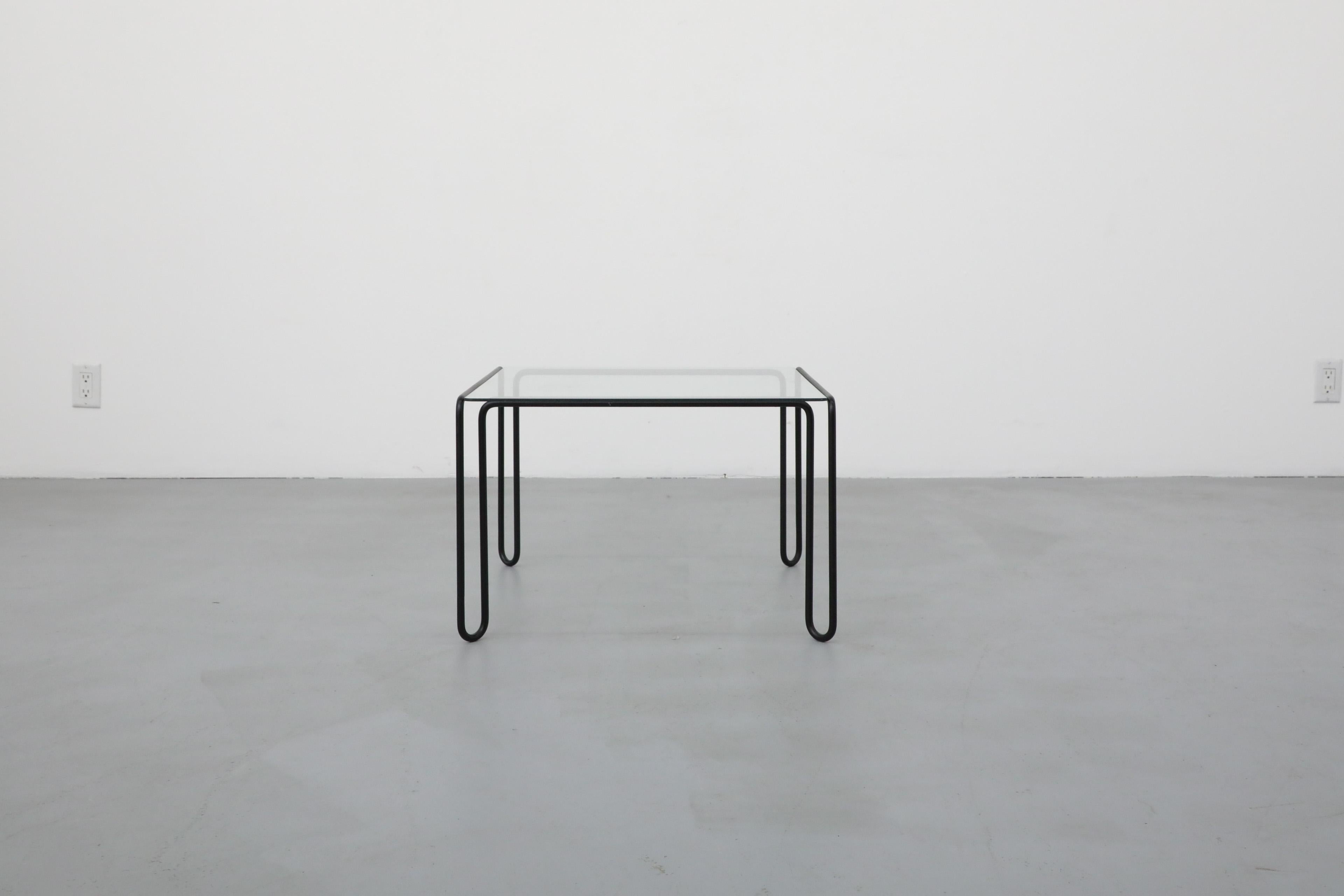 Fin du 20e siècle Table basse moderniste du milieu du siècle à structure métallique noire et plateau carré en verre, années 1970 en vente