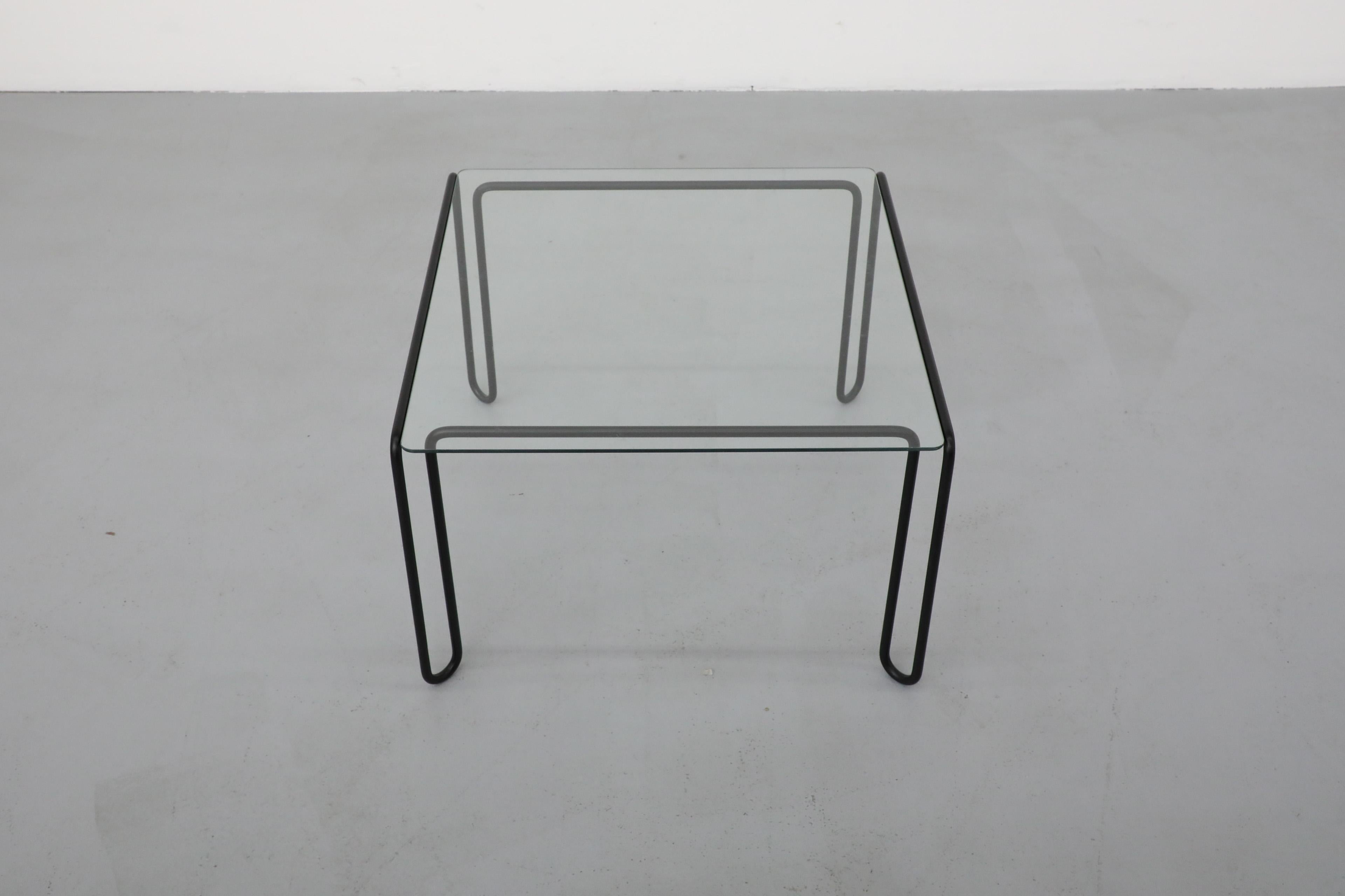 Verre Table basse moderniste du milieu du siècle à structure métallique noire et plateau carré en verre, années 1970 en vente