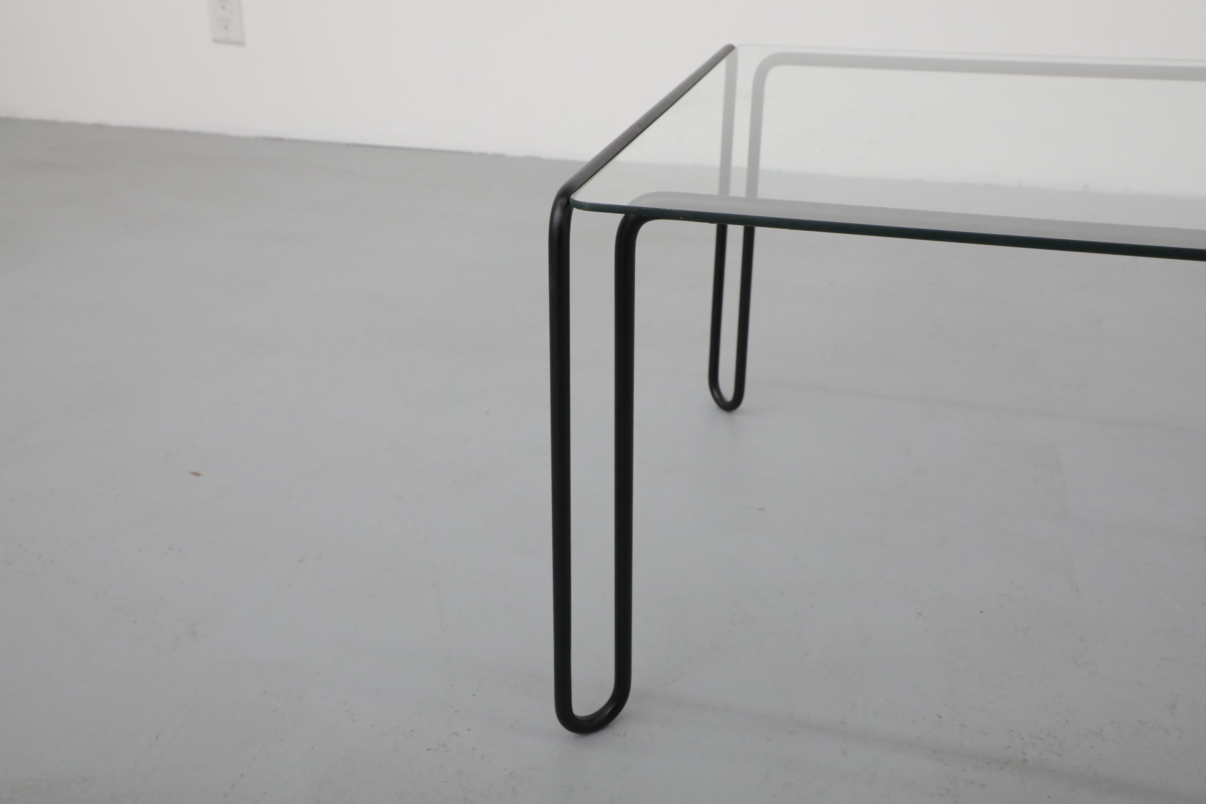 Table basse moderniste du milieu du siècle à structure métallique noire et plateau carré en verre, années 1970 en vente 1