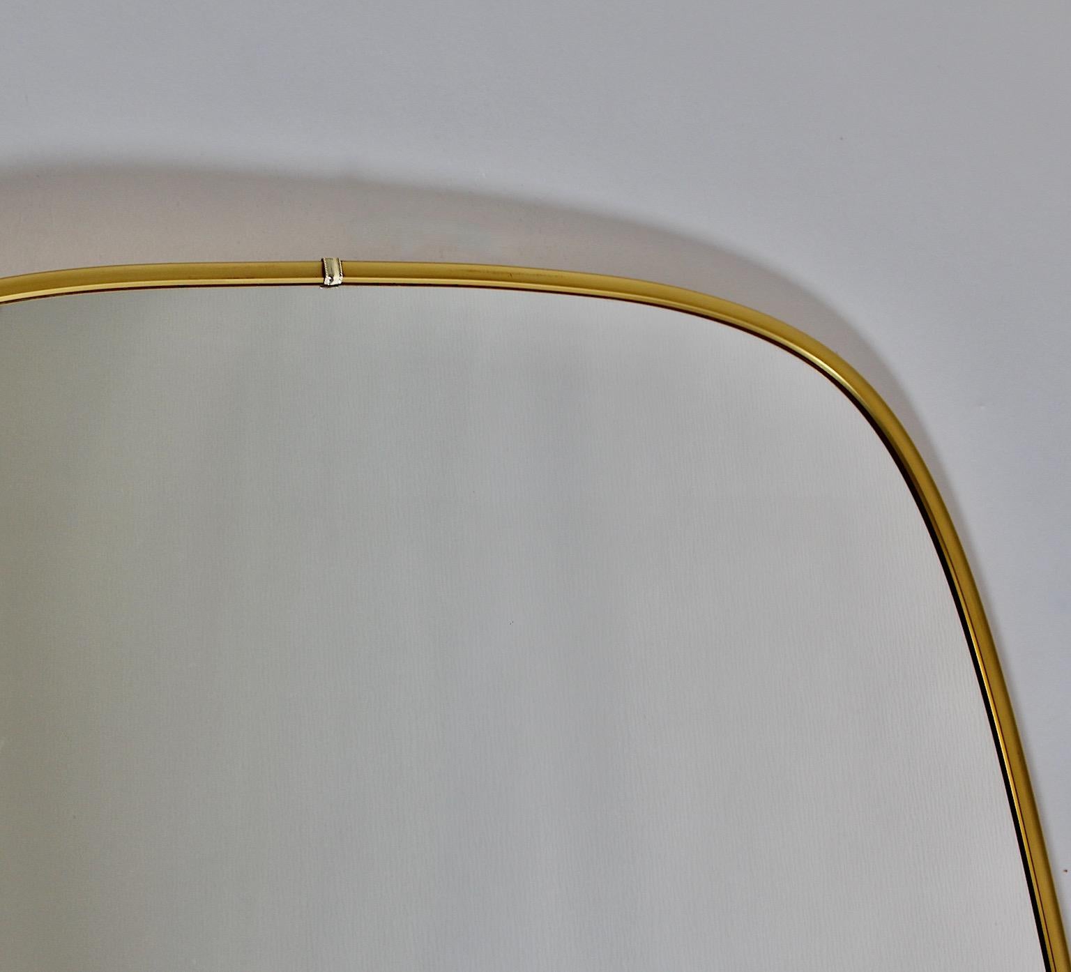 Specchio Modernista del Mid Century Modern Vintage con enorme ottone a tutta lunghezza 1950s Italia in vendita 3