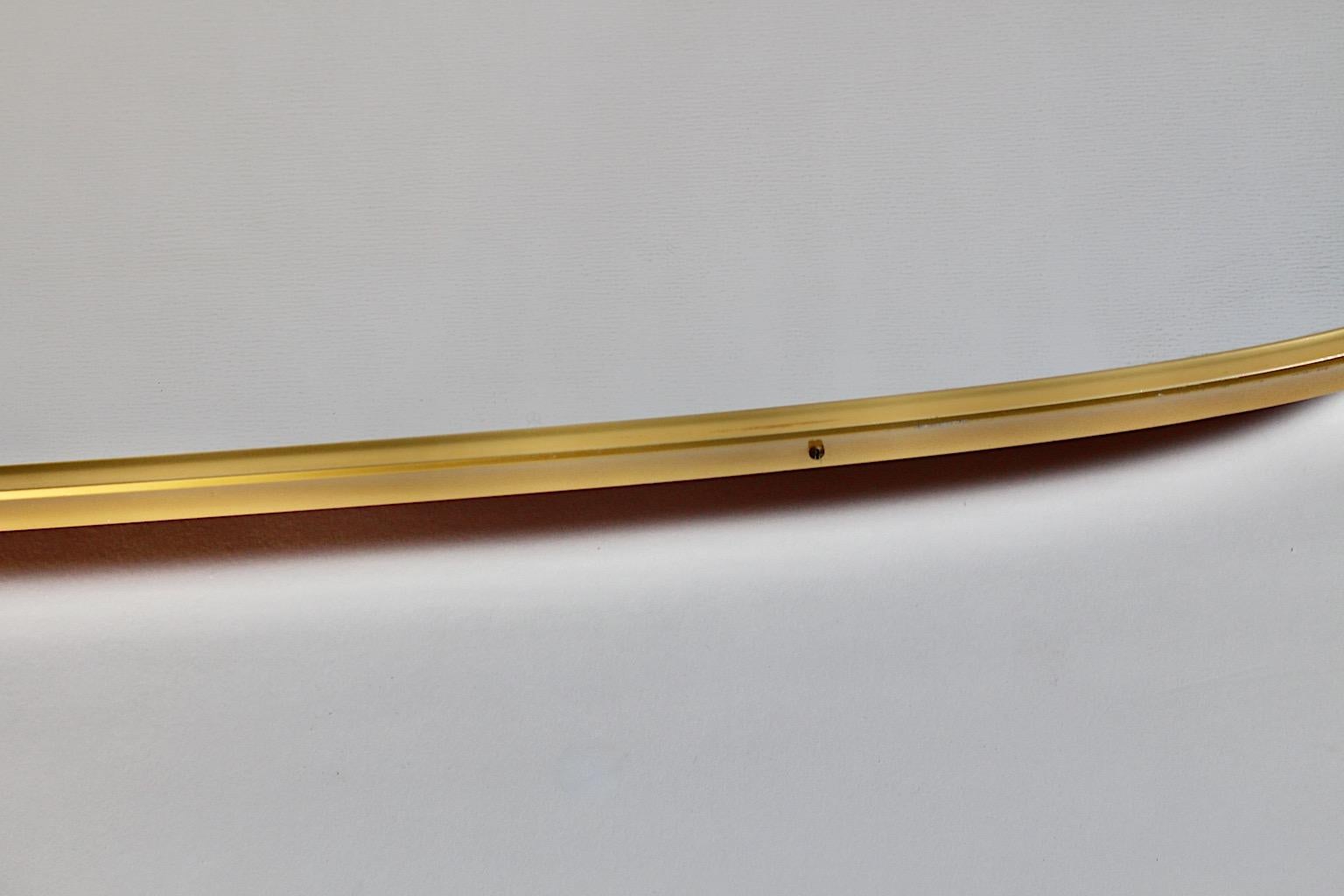 Specchio Modernista del Mid Century Modern Vintage con enorme ottone a tutta lunghezza 1950s Italia in vendita 5