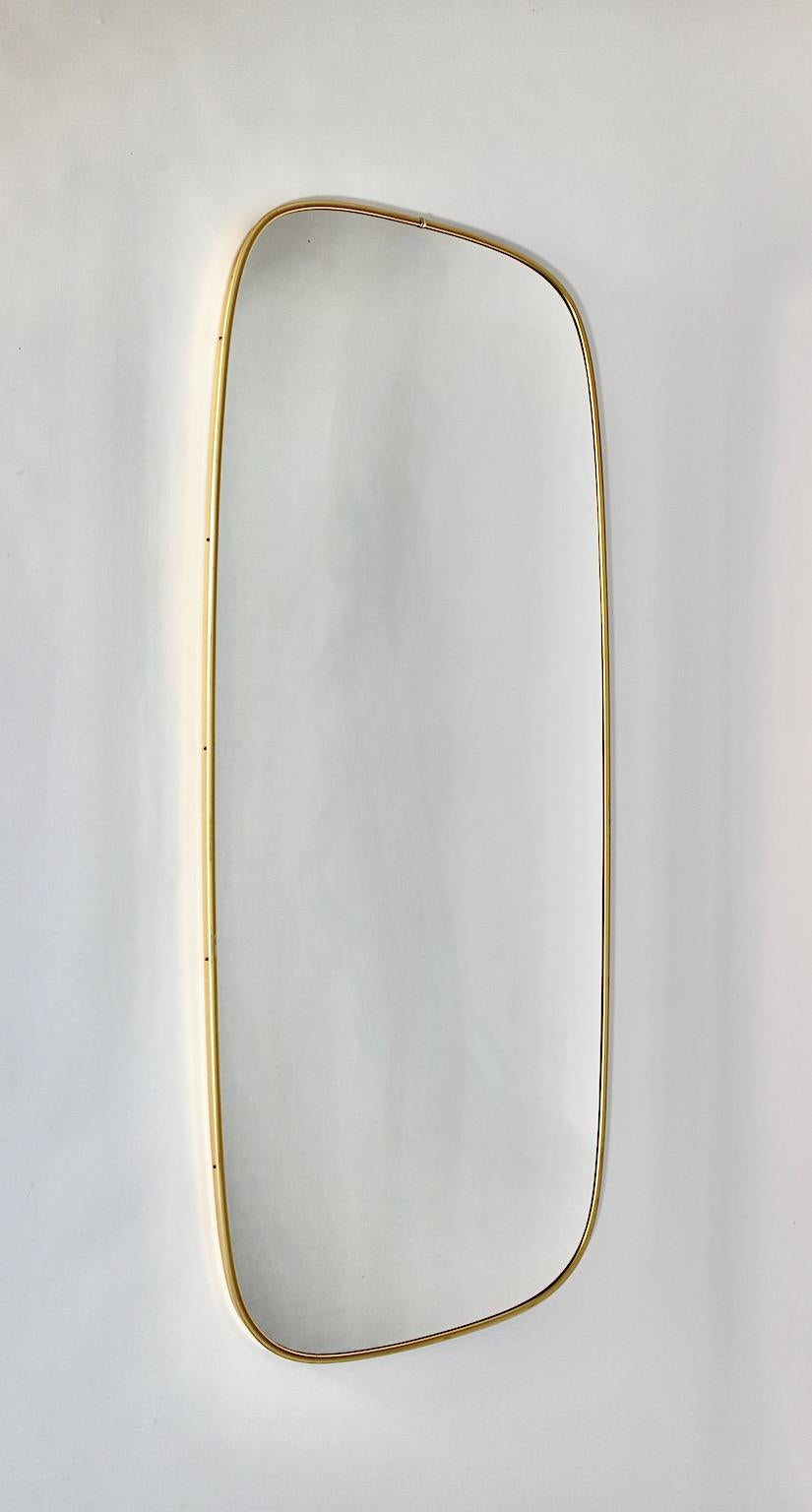 Mid-Century moderno Specchio Modernista del Mid Century Modern Vintage con enorme ottone a tutta lunghezza 1950s Italia in vendita