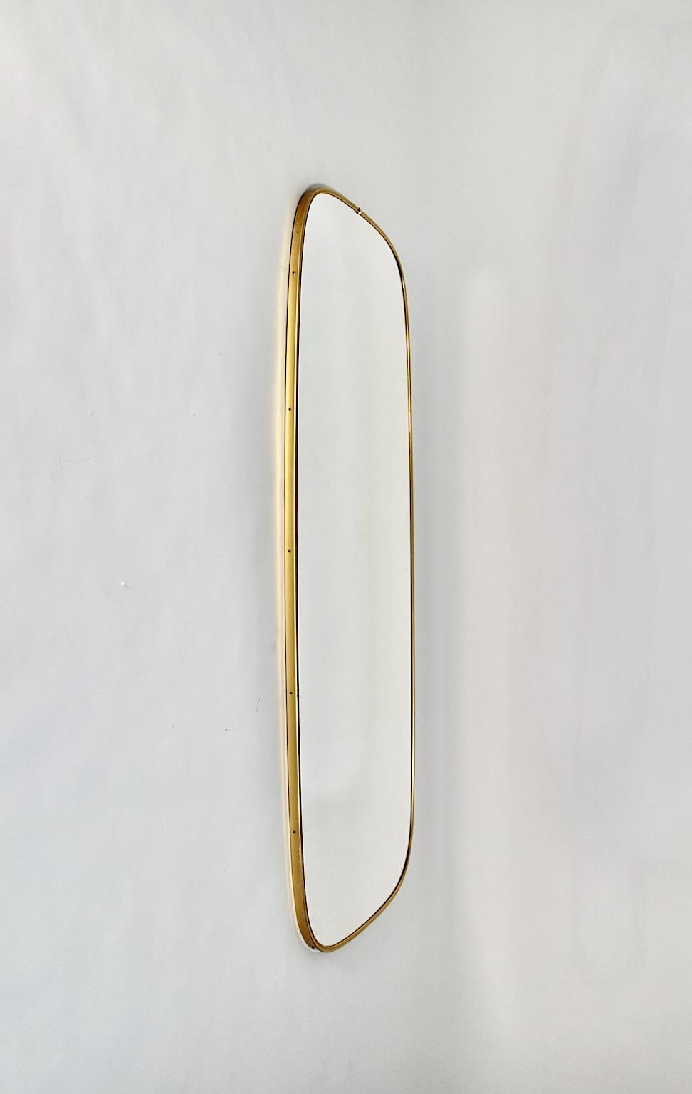 Italiano Specchio Modernista del Mid Century Modern Vintage con enorme ottone a tutta lunghezza 1950s Italia in vendita