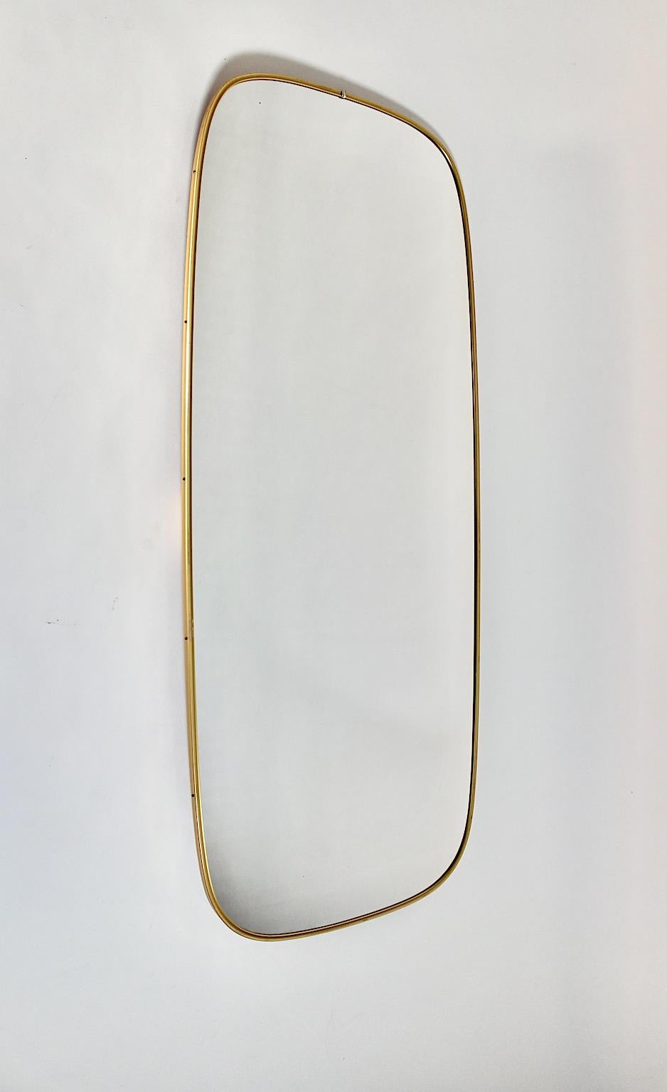 Specchio Modernista del Mid Century Modern Vintage con enorme ottone a tutta lunghezza 1950s Italia In condizioni buone in vendita a Vienna, AT
