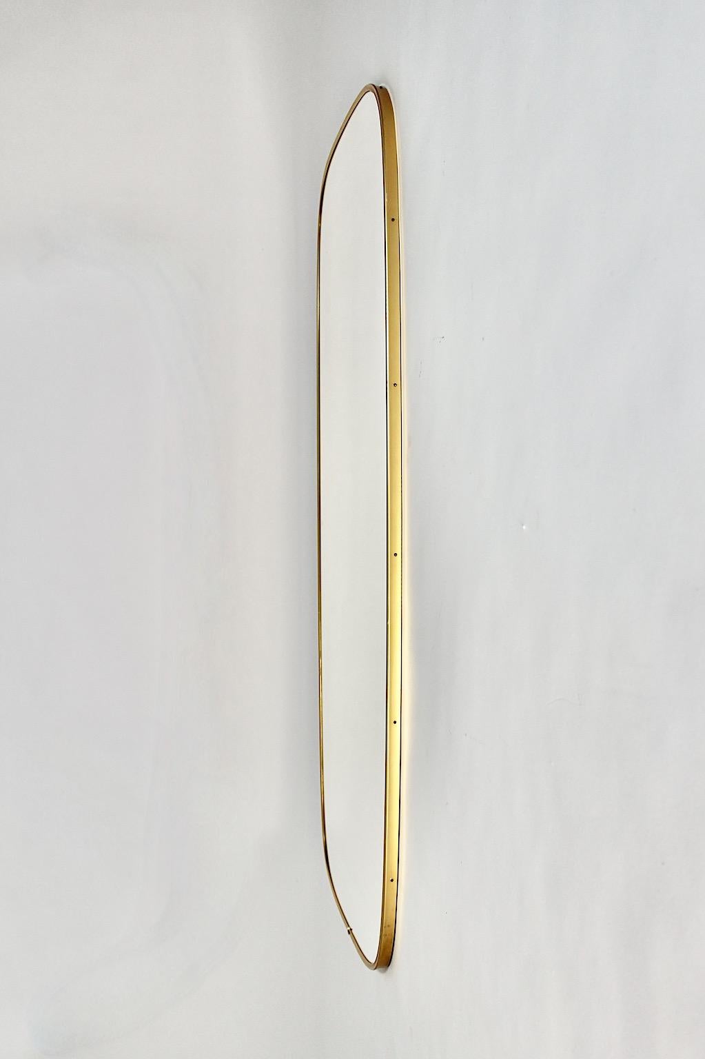 XX secolo Specchio Modernista del Mid Century Modern Vintage con enorme ottone a tutta lunghezza 1950s Italia in vendita