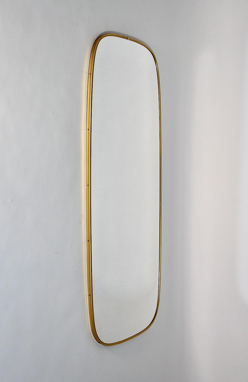 Metallo Specchio Modernista del Mid Century Modern Vintage con enorme ottone a tutta lunghezza 1950s Italia in vendita