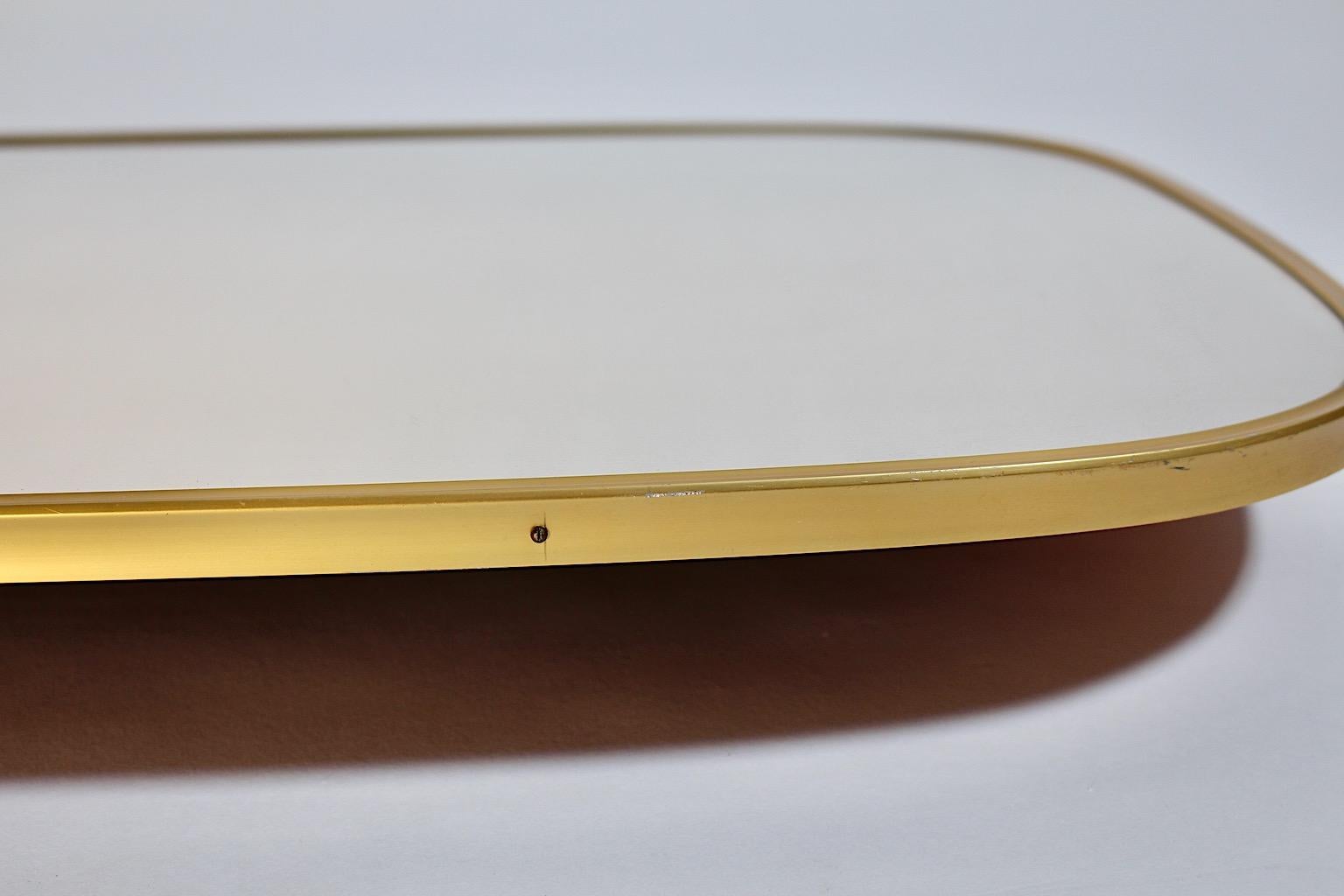 Specchio Modernista del Mid Century Modern Vintage con enorme ottone a tutta lunghezza 1950s Italia in vendita 2