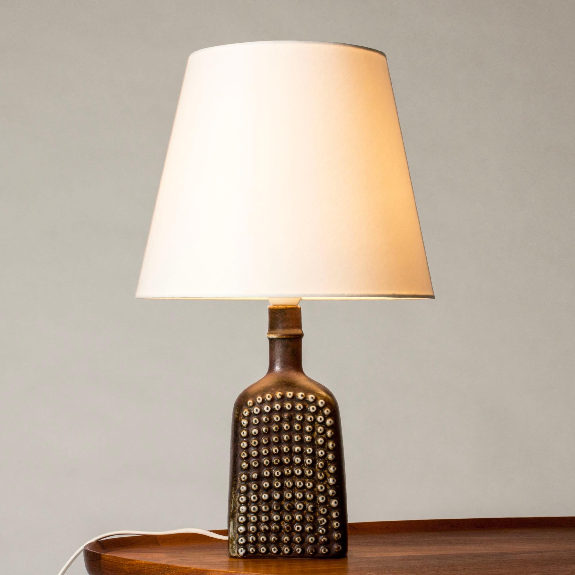 Lampe de table en grès cool et unique de Stig Lindberg, au design imaginatif. Motif de points en relief, glaçure brune.