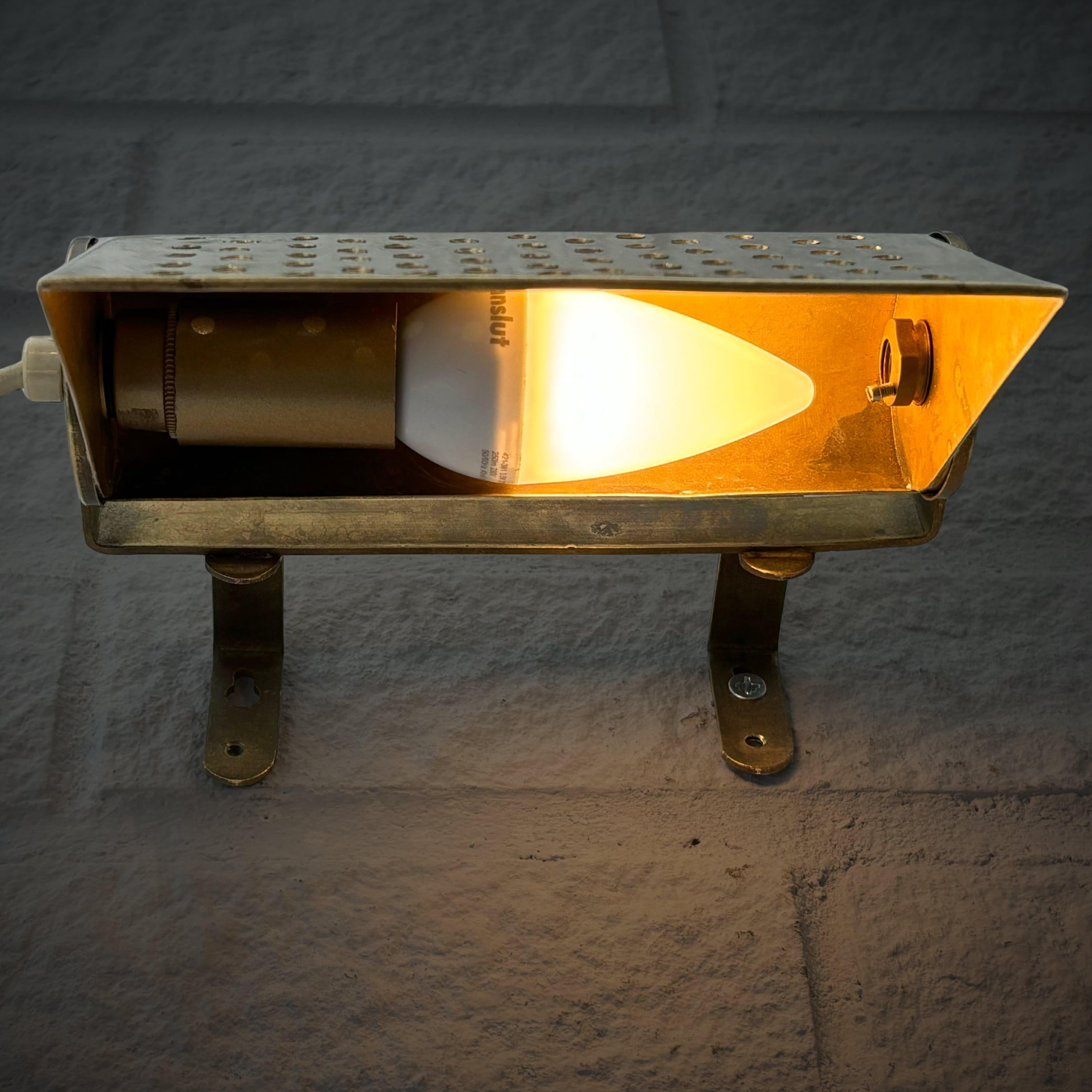 Lampada da parete modernista di metà secolo in ottone traforato, modernismo scandinavo, Svezia in vendita 3