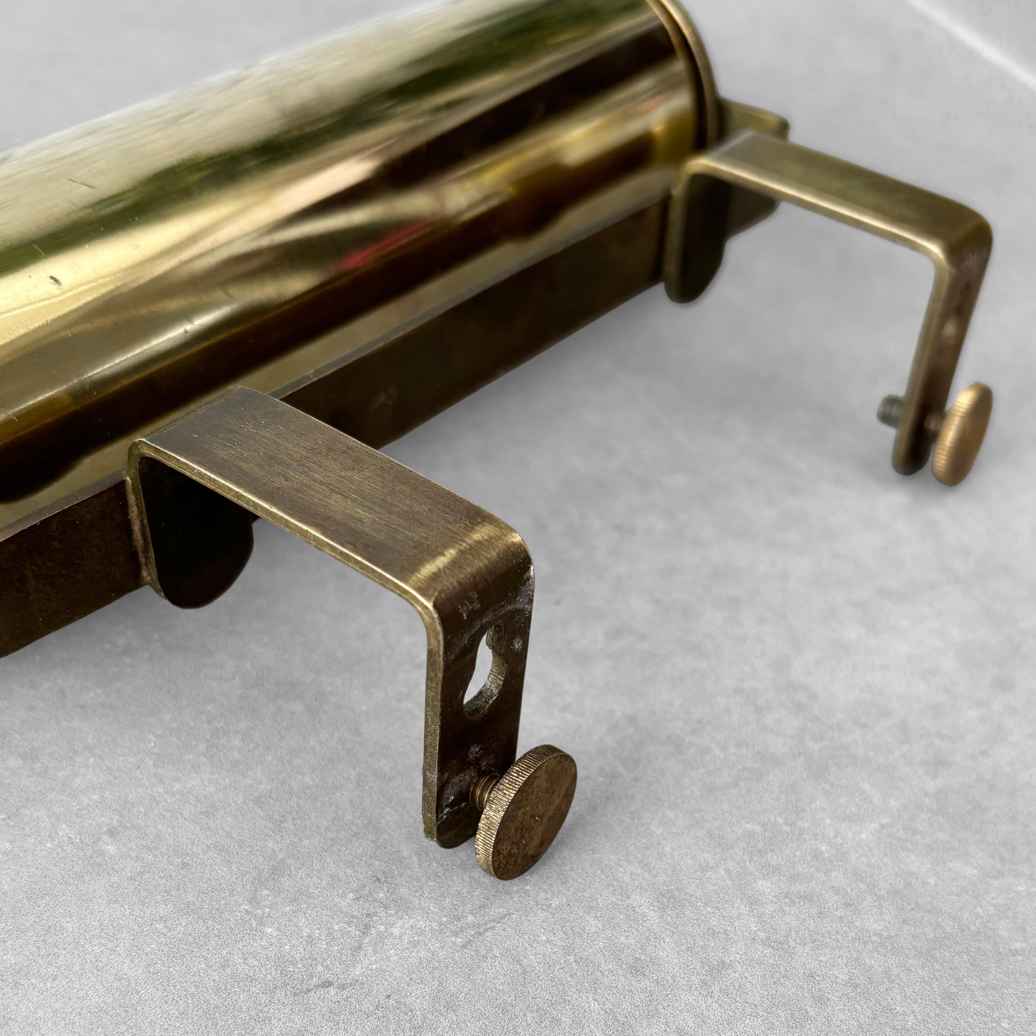 Lampada da parete modernista di metà secolo in ottone traforato, modernismo scandinavo, Svezia in vendita 4