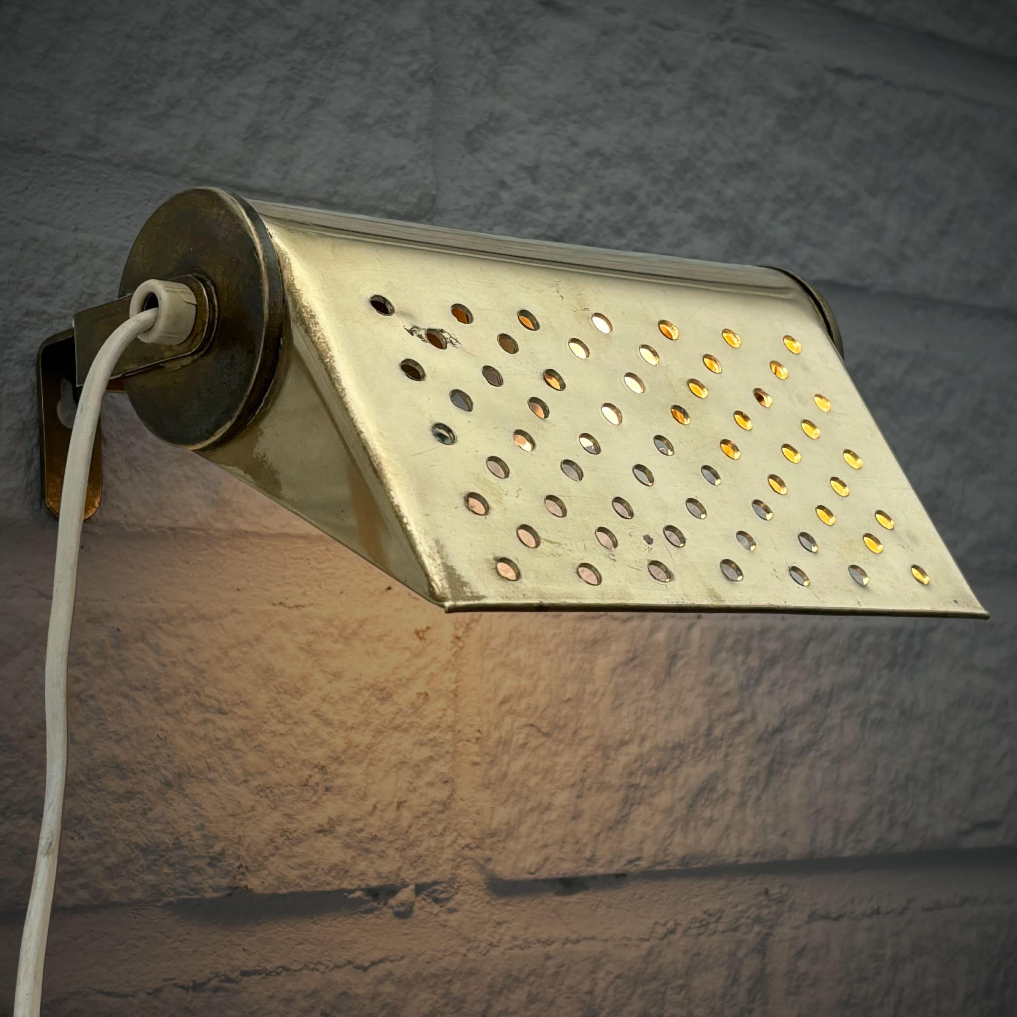 Scandinavo moderno Lampada da parete modernista di metà secolo in ottone traforato, modernismo scandinavo, Svezia in vendita