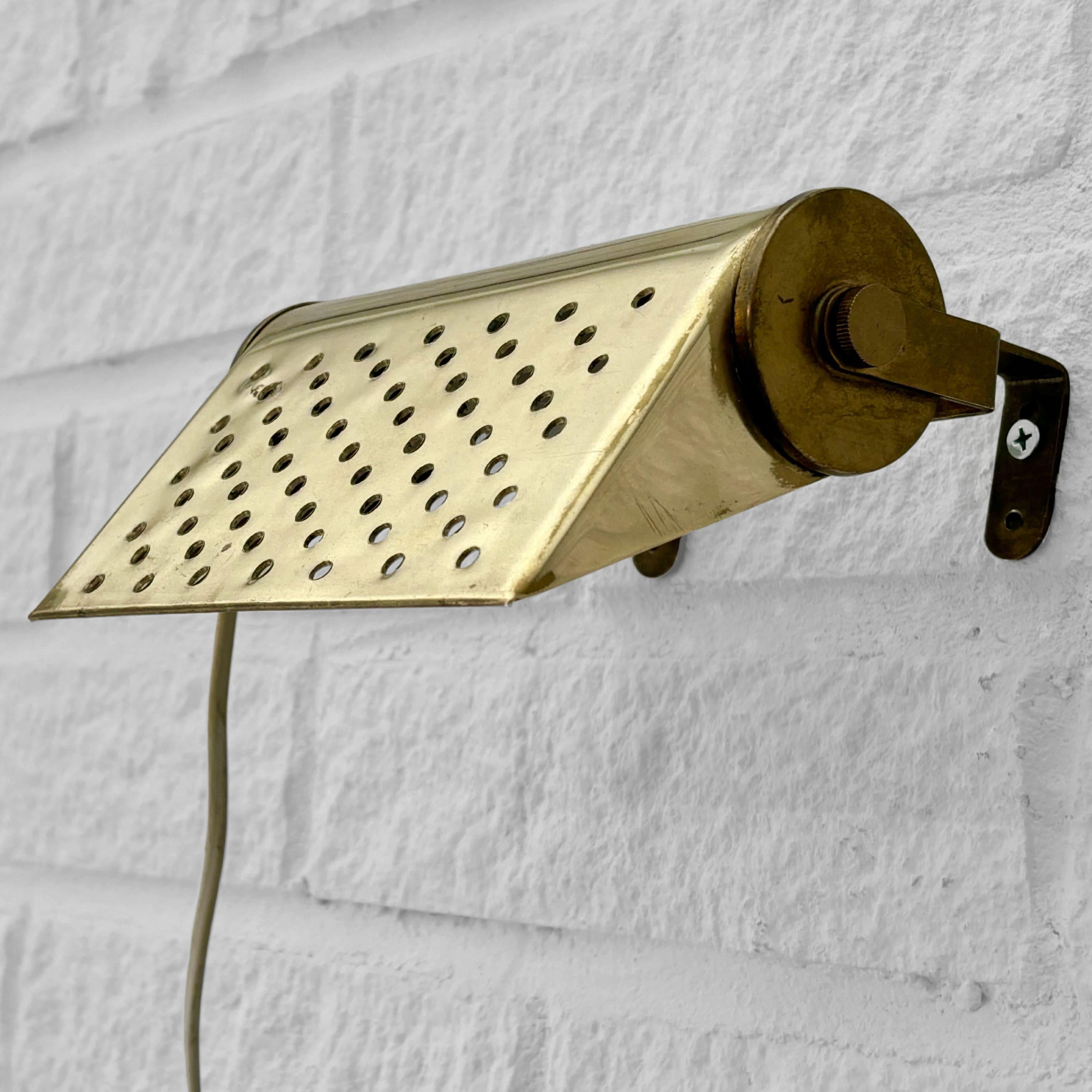 Svedese Lampada da parete modernista di metà secolo in ottone traforato, modernismo scandinavo, Svezia in vendita
