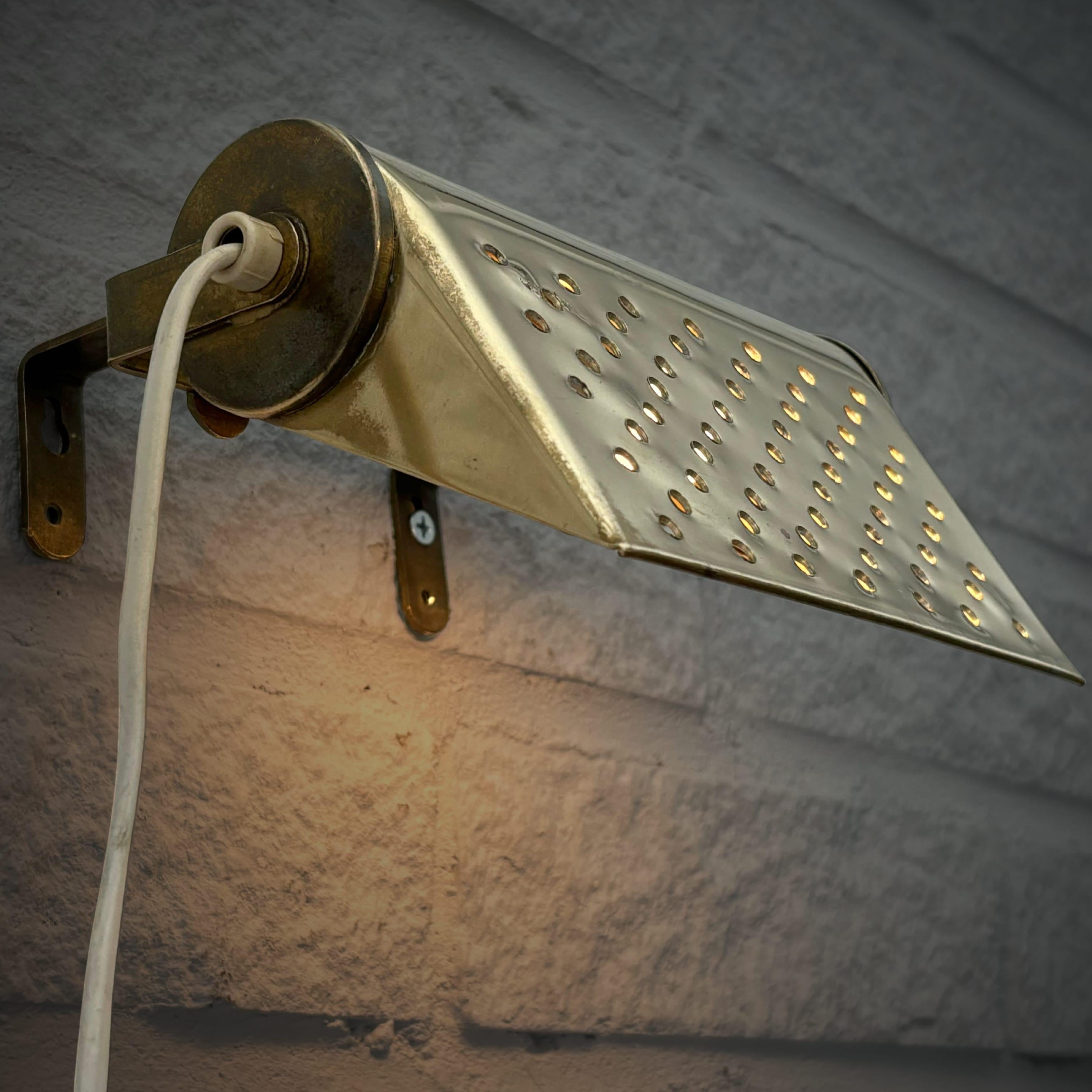 Lampada da parete modernista di metà secolo in ottone traforato, modernismo scandinavo, Svezia In condizioni buone in vendita a Forserum, SE