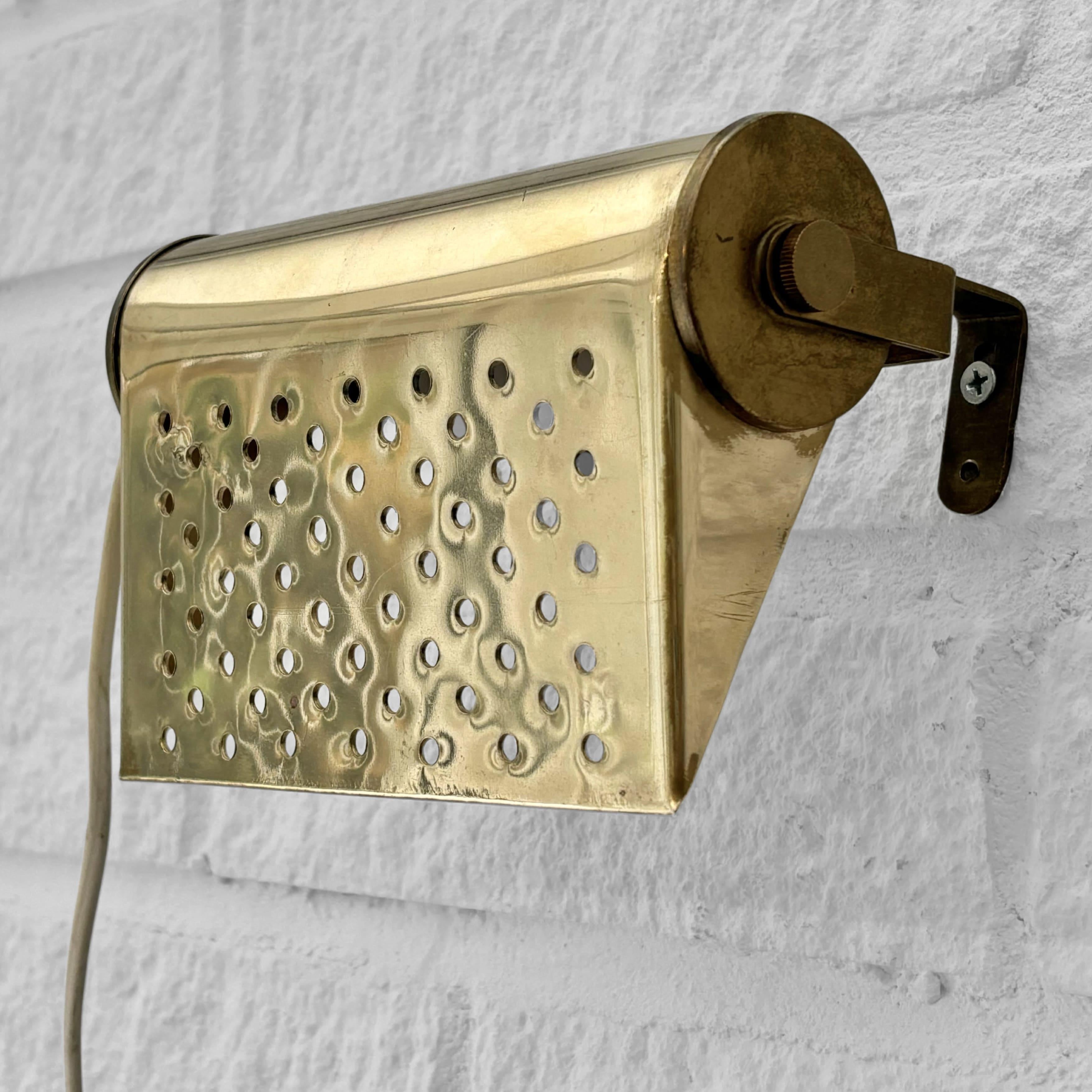Metà XX secolo Lampada da parete modernista di metà secolo in ottone traforato, modernismo scandinavo, Svezia in vendita