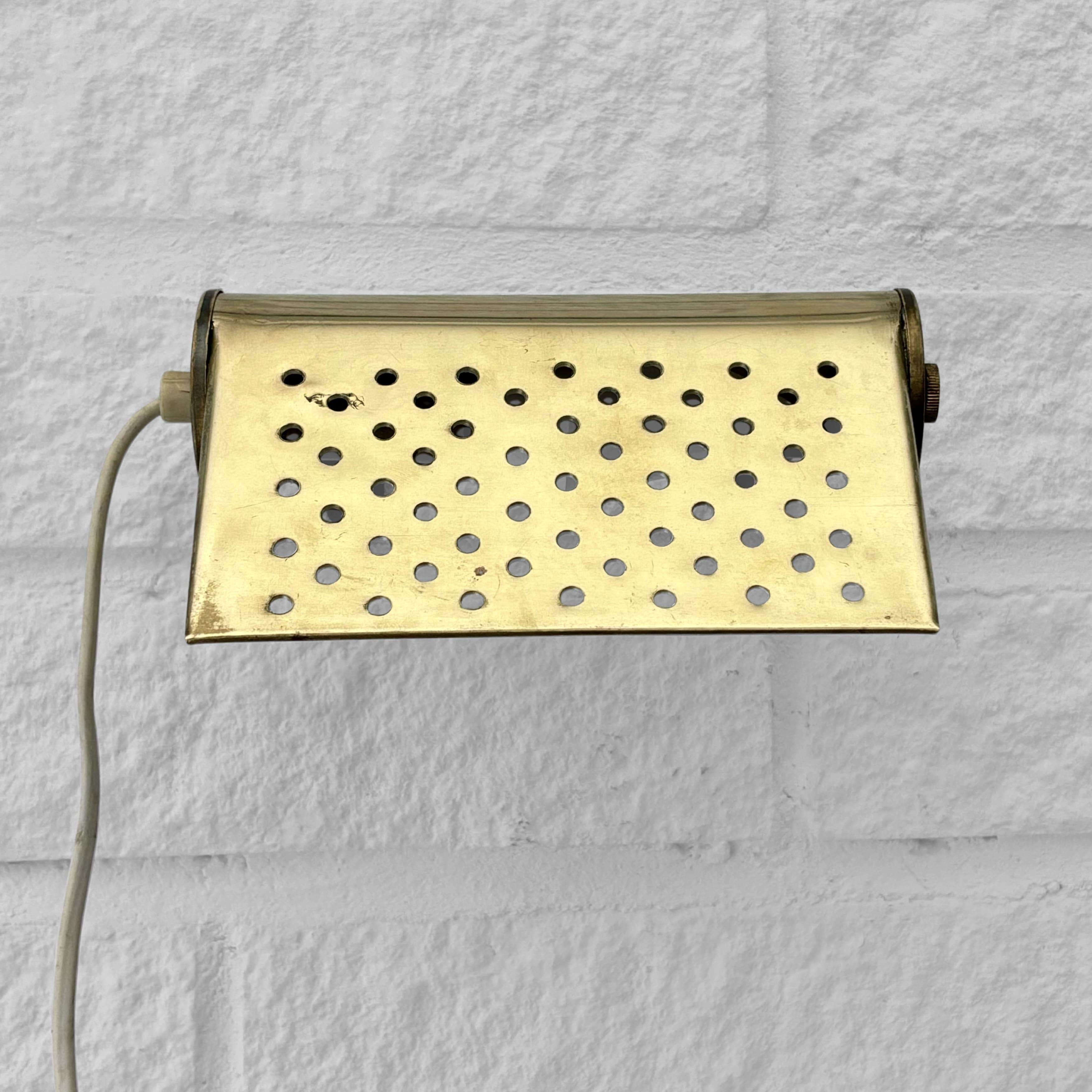 Ottone Lampada da parete modernista di metà secolo in ottone traforato, modernismo scandinavo, Svezia in vendita