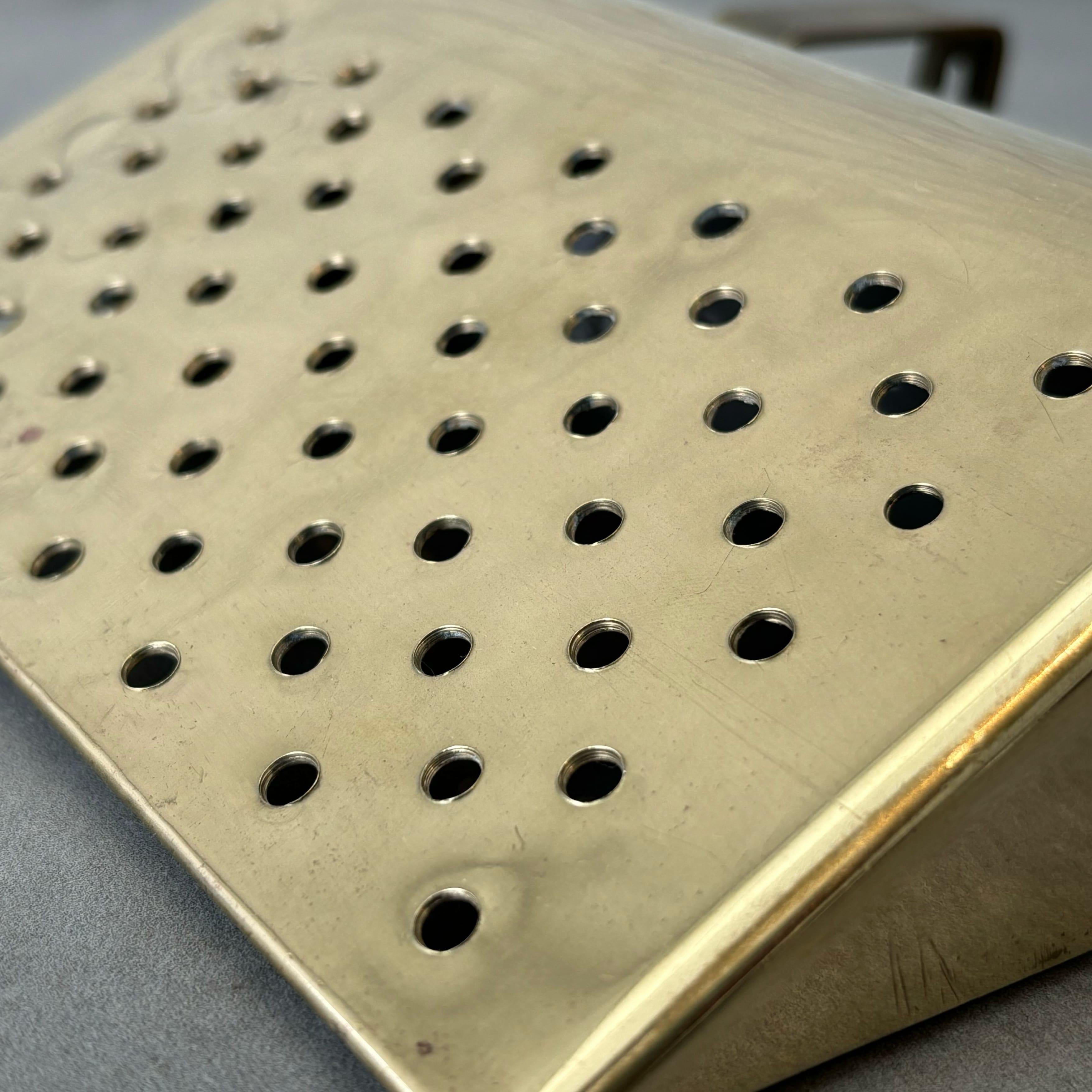 Lampada da parete modernista di metà secolo in ottone traforato, modernismo scandinavo, Svezia in vendita 1