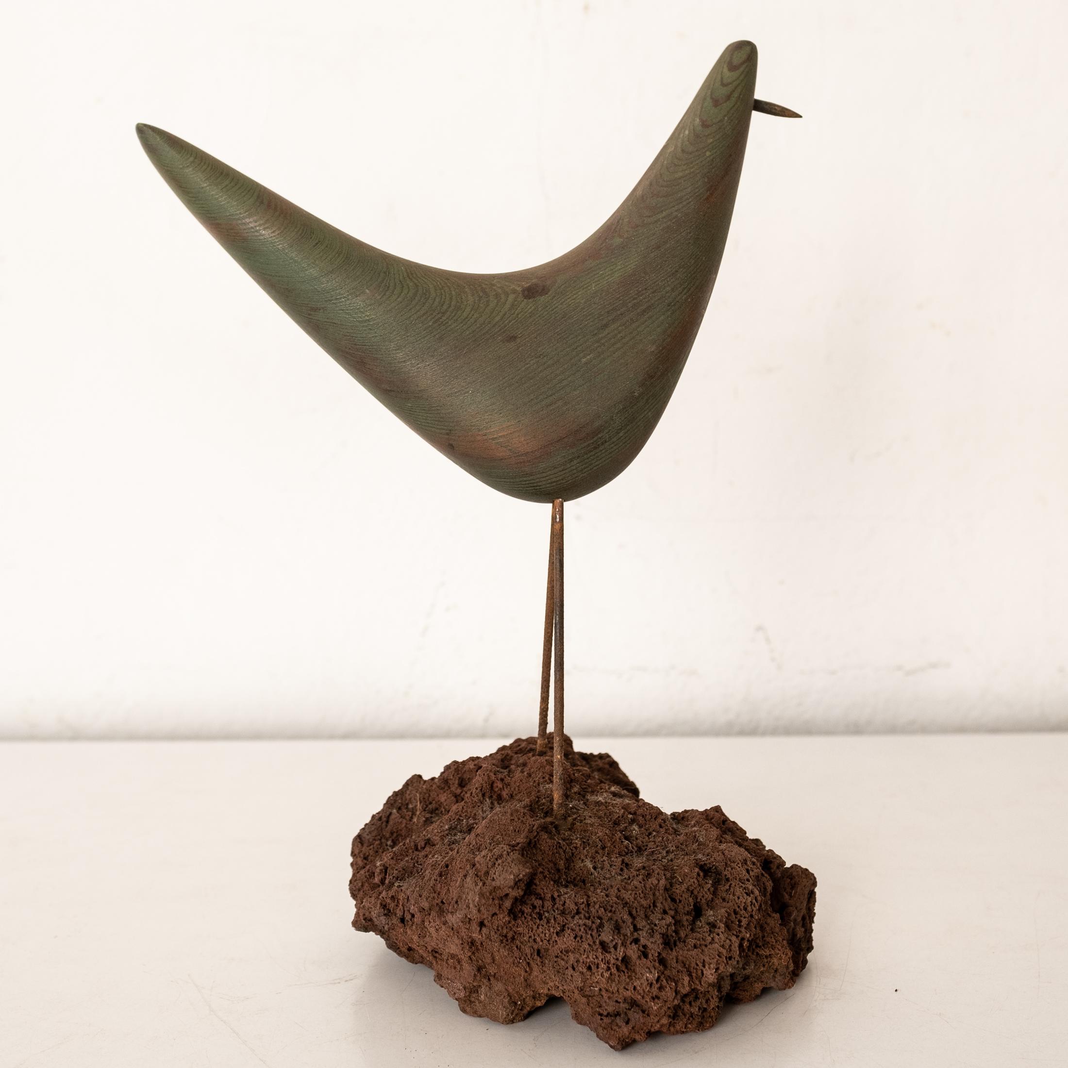 Sculpture d'oiseau moderniste en bois et pierre du milieu du siècle dernier en vente 1