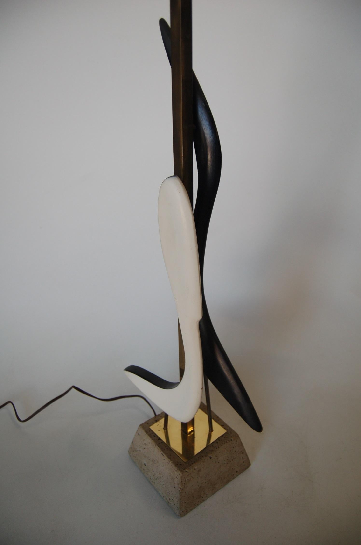 Mid-Century Modern black and white abstract sculptural table lamp on a concrete base with brass trim.

Measures: 9