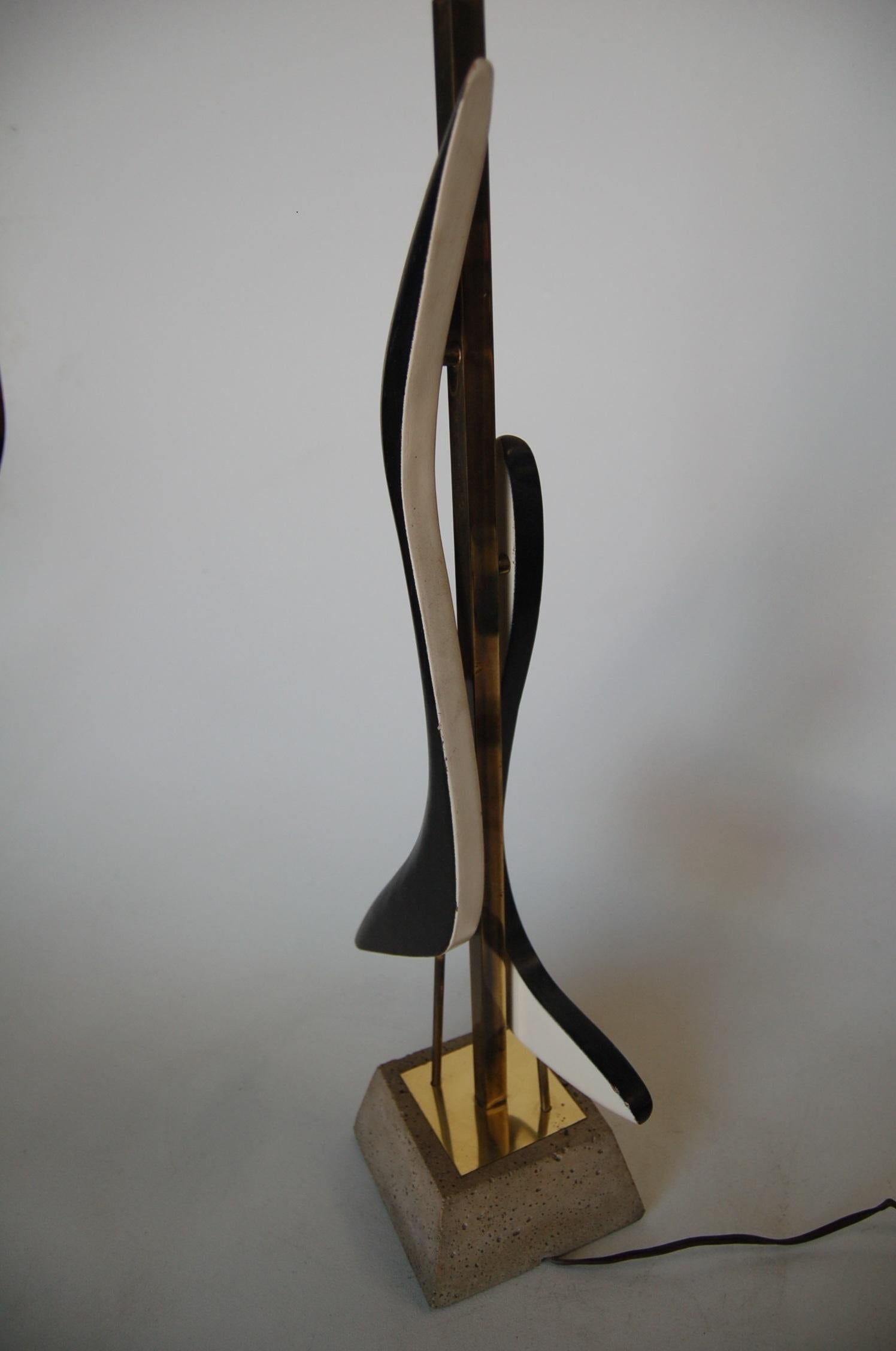 Modernist Mix-Media Brass Abstract Sculptural Table Lamp on Concrete Base In Excellent Condition For Sale In Van Nuys, CA