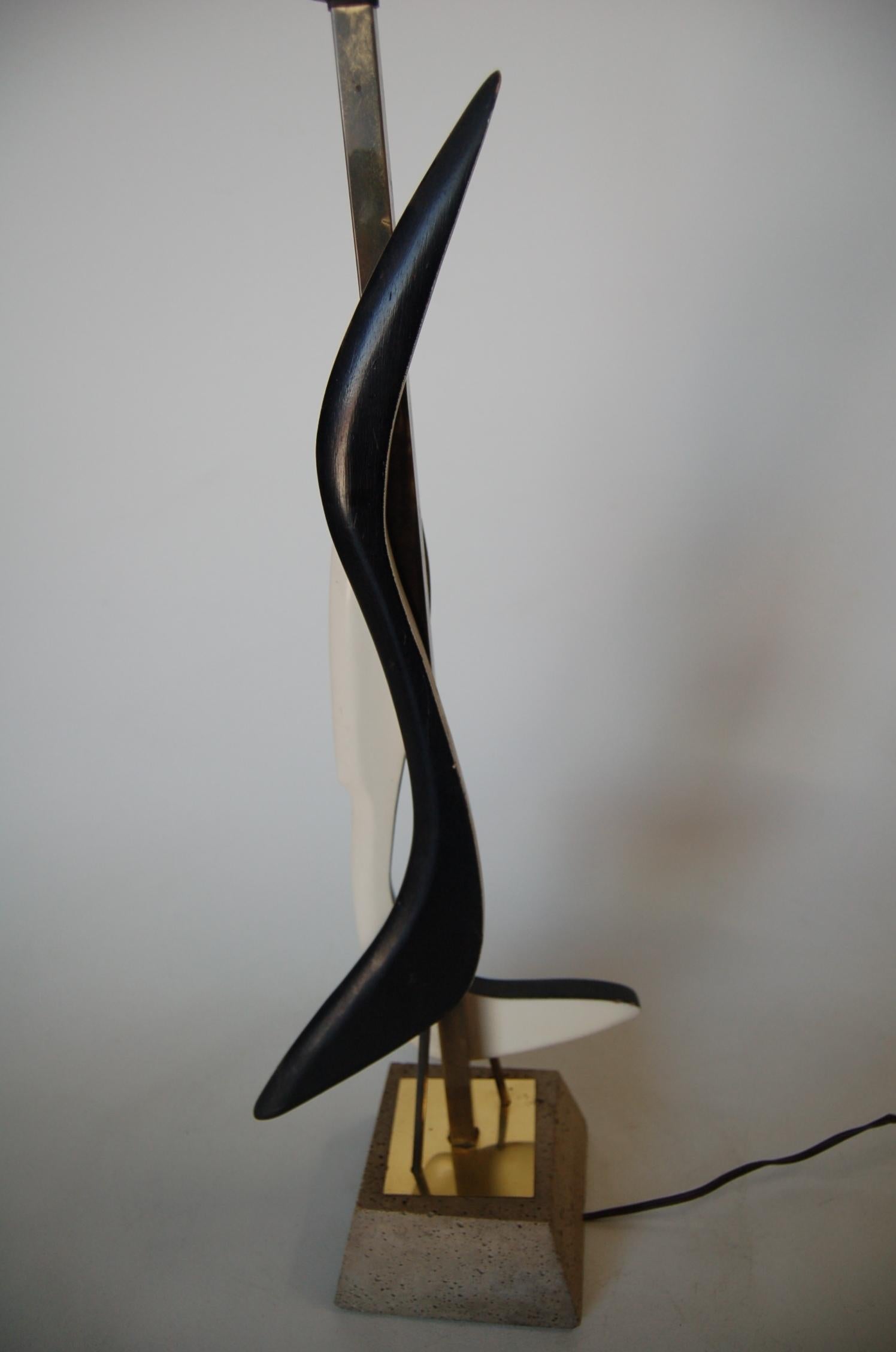 Milieu du XXe siècle Lampe de table sculpturale abstraite moderniste en laiton et techniques mixtes sur base en béton en vente