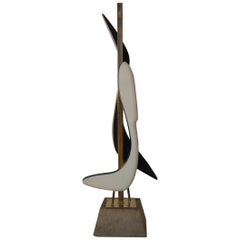 Lampe de table sculpturale abstraite moderniste en laiton et techniques mixtes sur base en béton