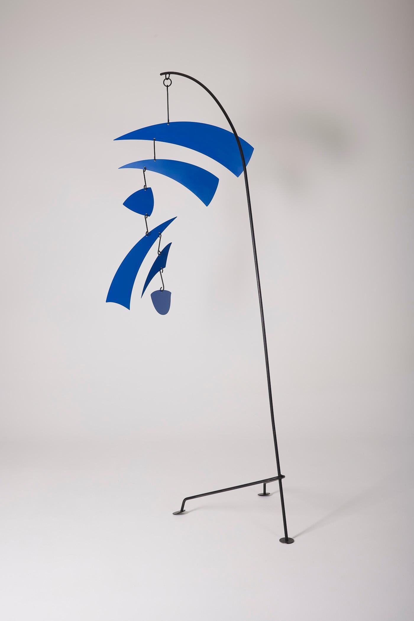 Very large sculpture made up of blue lacquered metal elements. This mobile is inspired by Alexander Calder. In perfect condition.
DV360