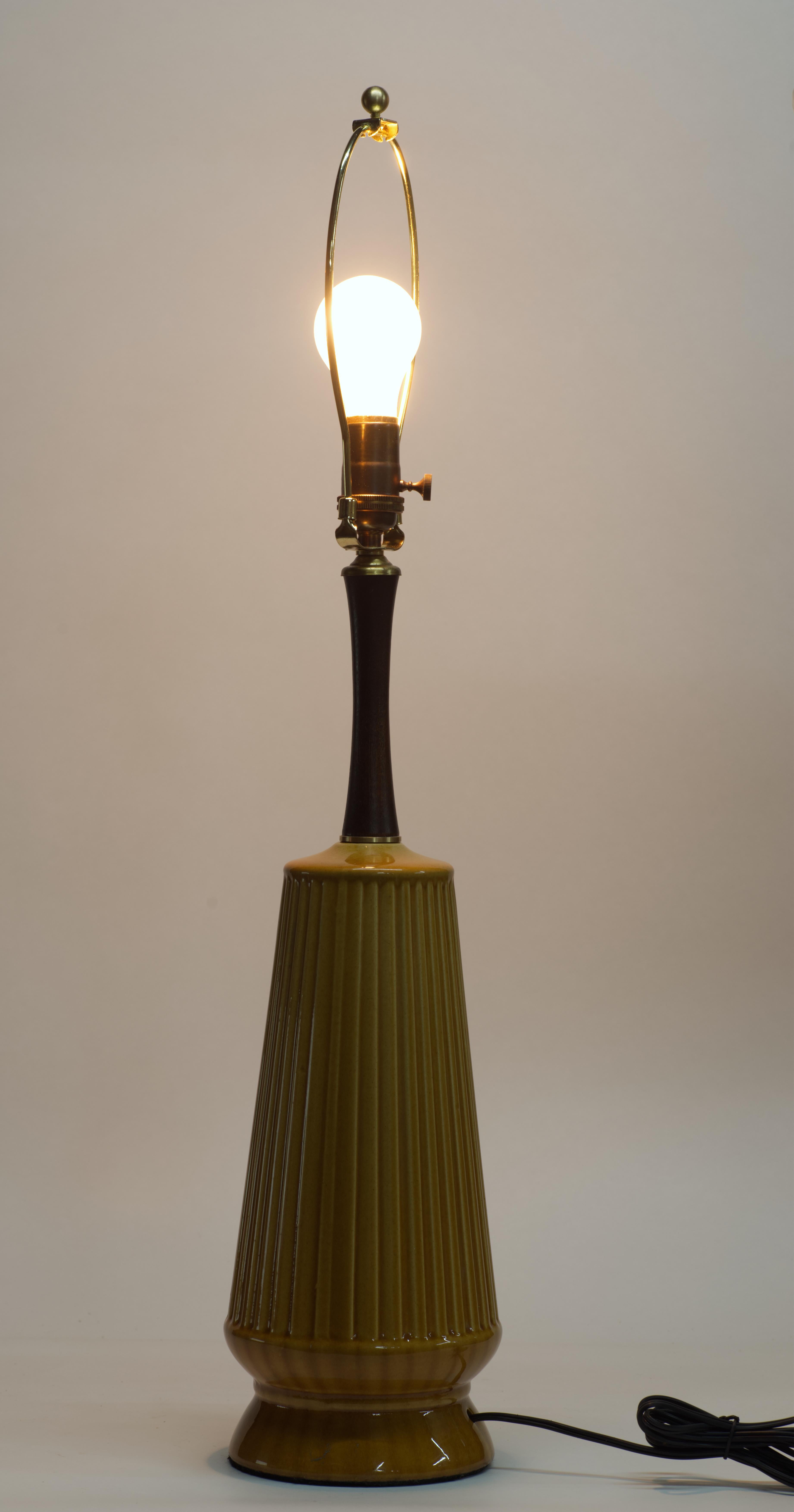 Lámpara de Sobremesa Modernista de Cerámica y Madera Marrón Moca en venta 2