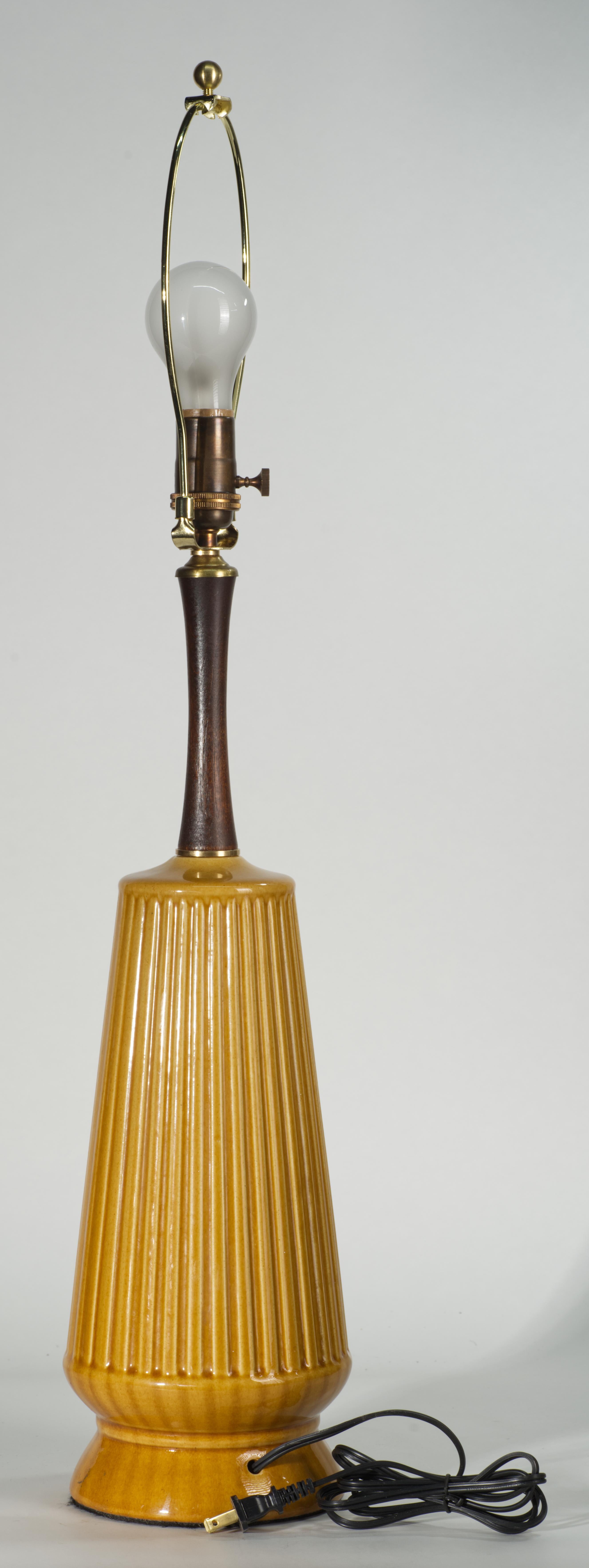Lámpara de Sobremesa Modernista de Cerámica y Madera Marrón Moca Moderno de mediados de siglo en venta