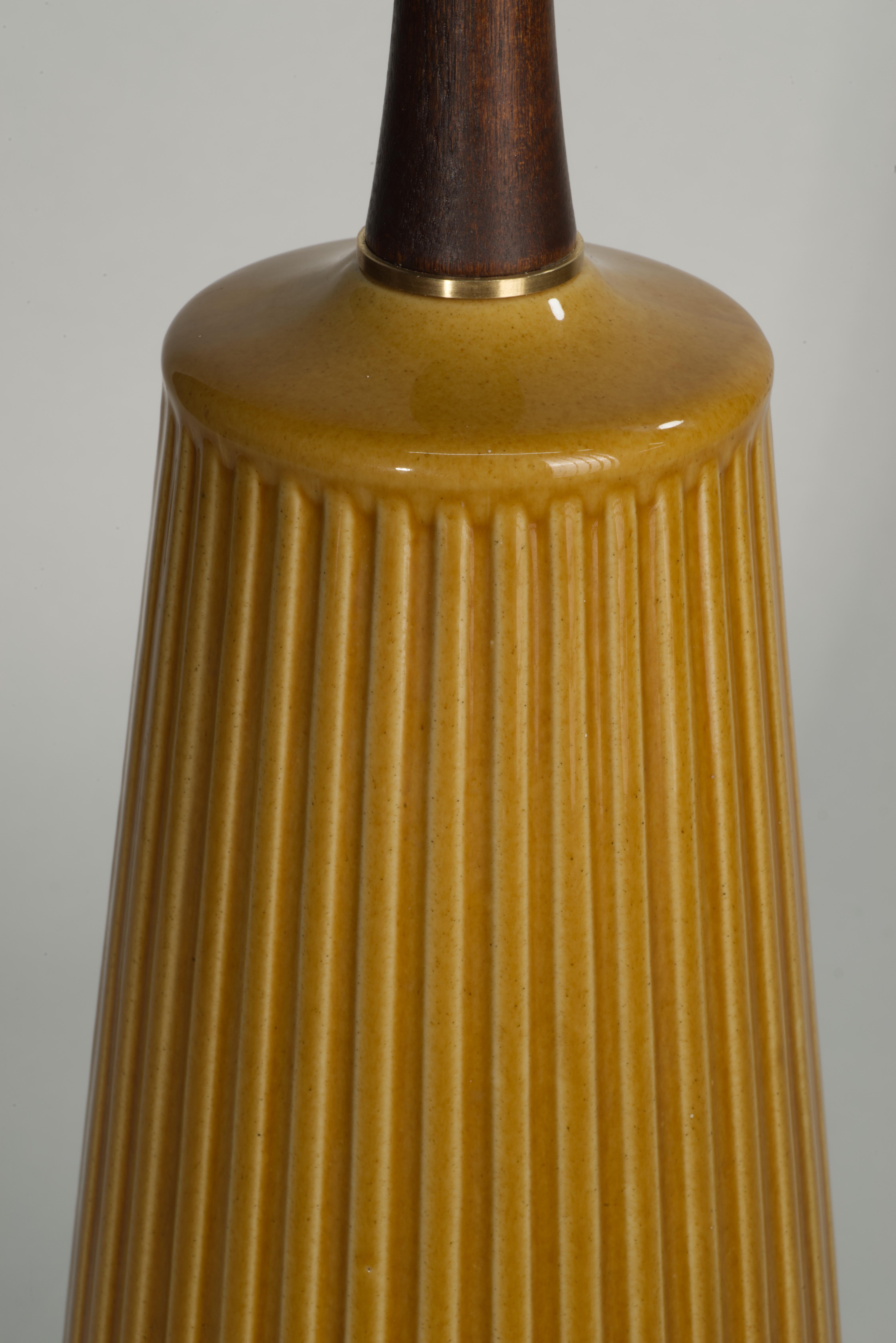 Lámpara de Sobremesa Modernista de Cerámica y Madera Marrón Moca siglo XX en venta