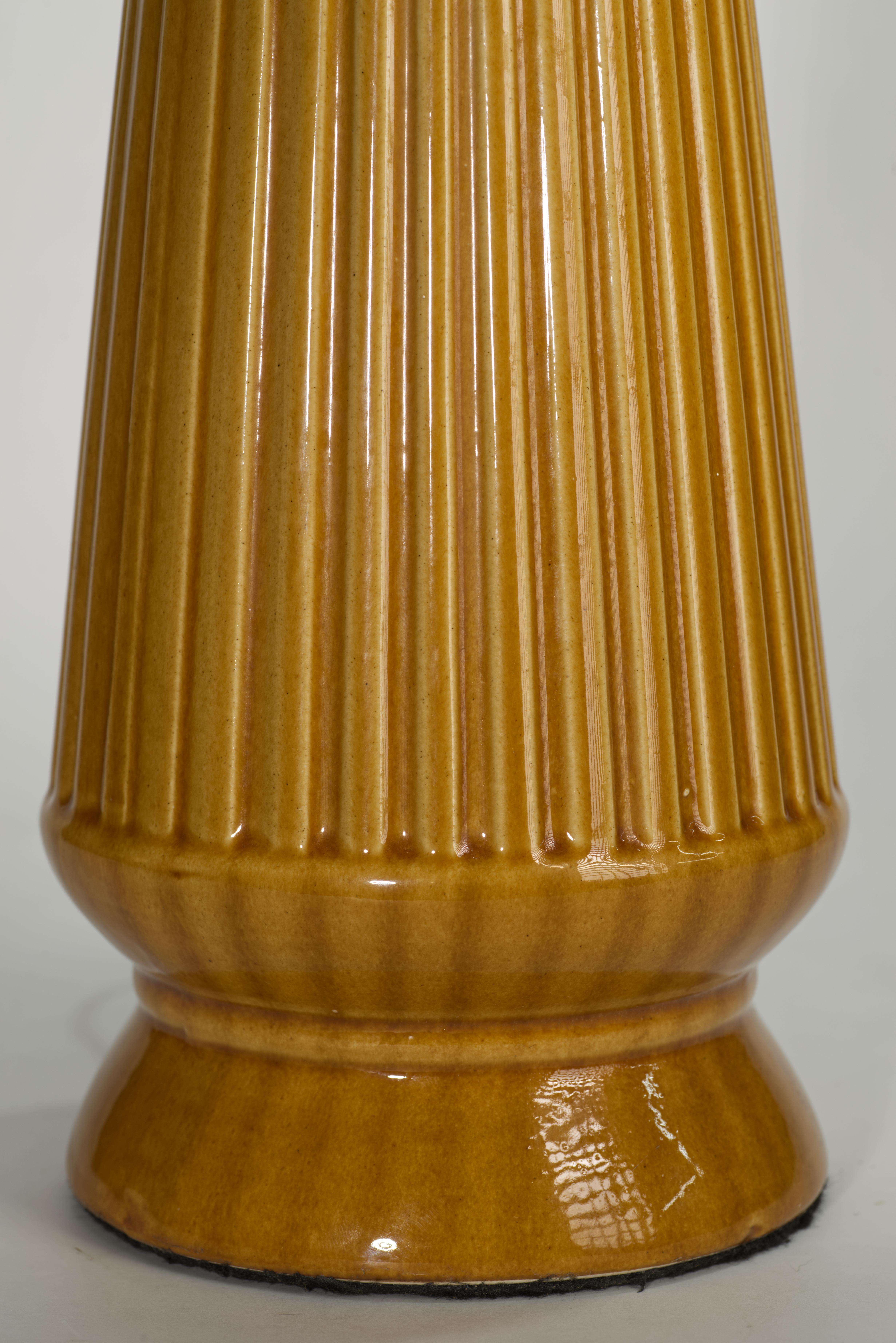 Lámpara de Sobremesa Modernista de Cerámica y Madera Marrón Moca Latón en venta