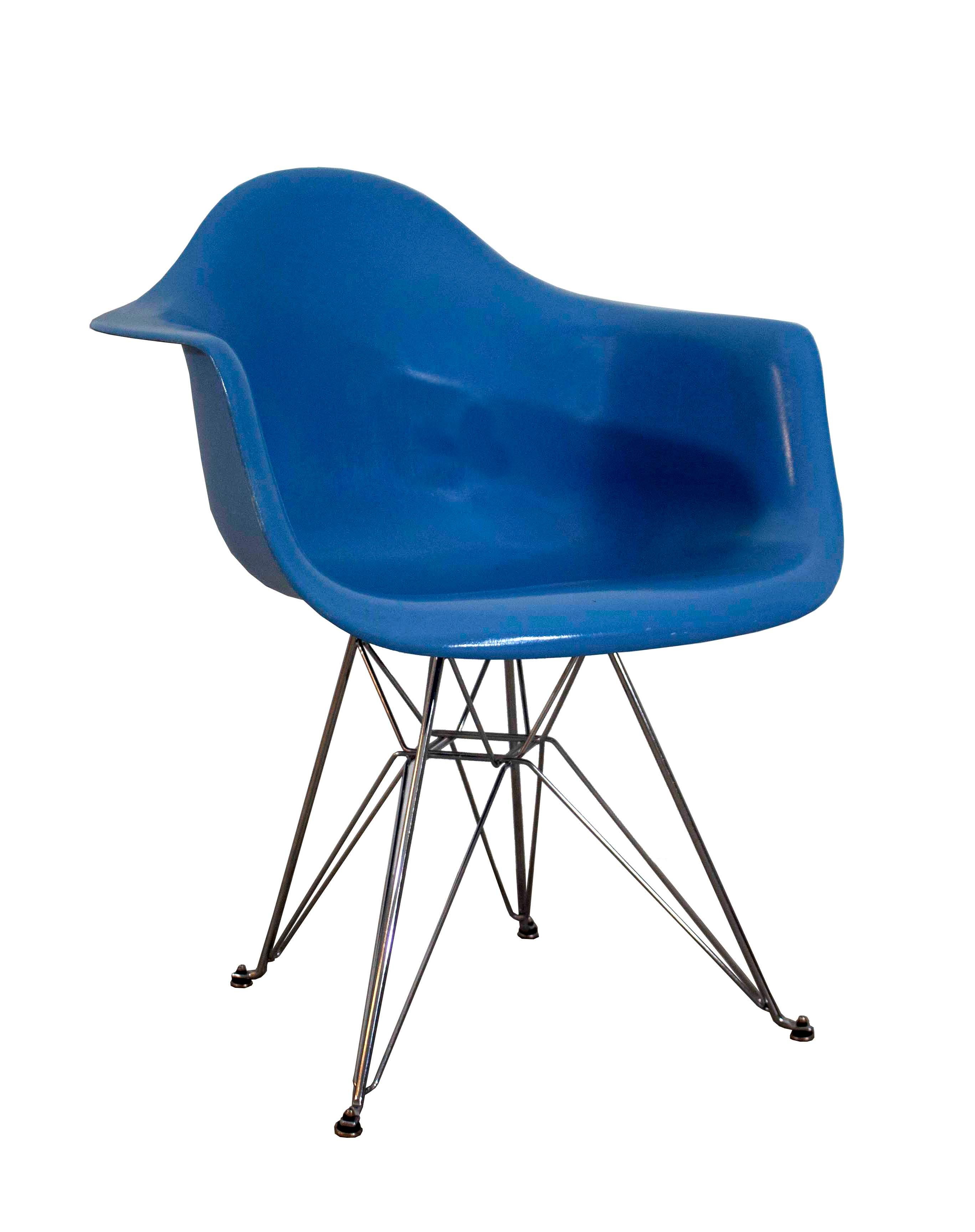 For your consideration is a gorgeous, Herman Miller style, shell seat accent chair, by Modernica. In excellent condition. The dimensions are 24.5