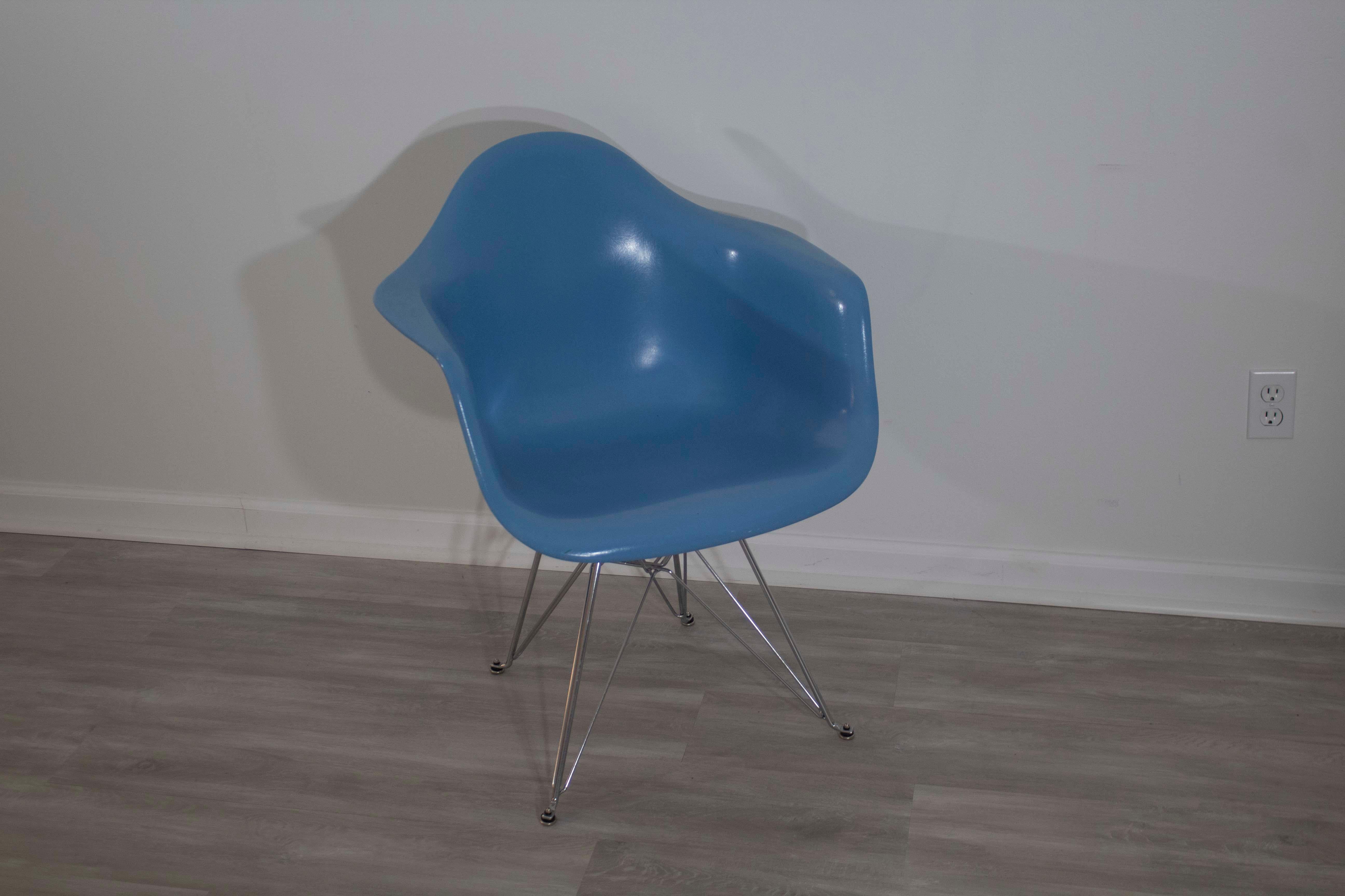 Modernist Modernica Herman Miller Style Shell Seat Armchair Accent Chair In Good Condition In Keego Harbor, MI