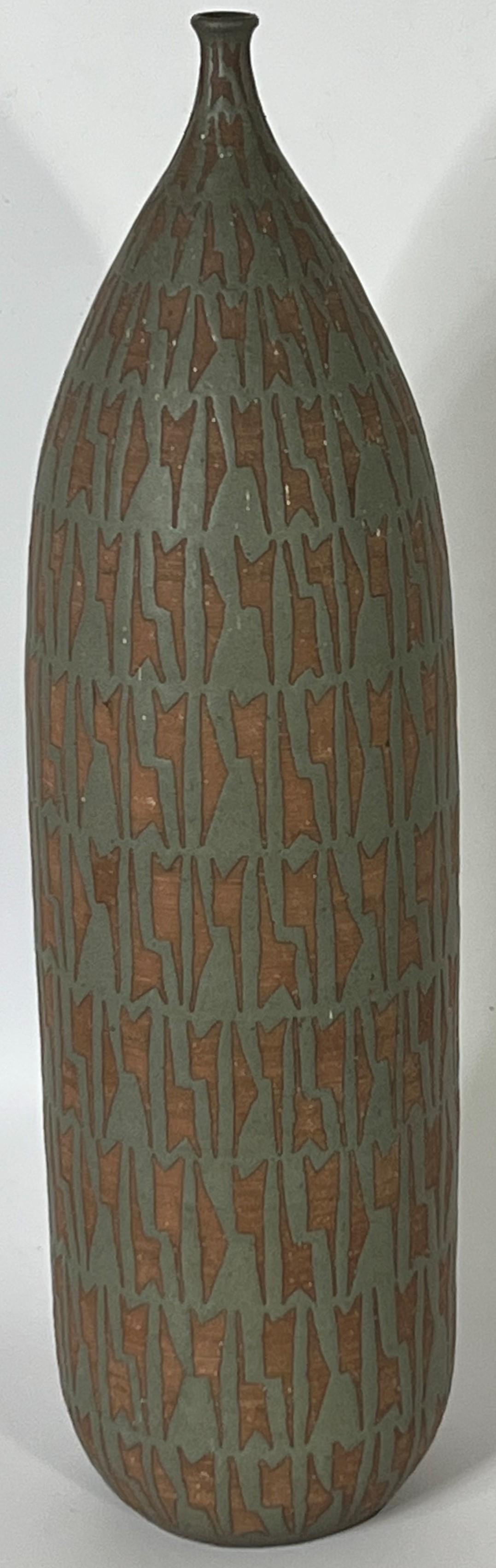 Un vase monumental en forme d'herbe par le potier du Studio Clyde Burt.  Il mesure 20