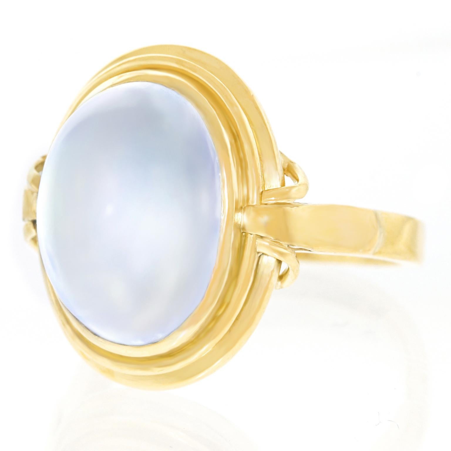 Modernist Moonstone Set Gold Ring In Excellent Condition In Litchfield, CT