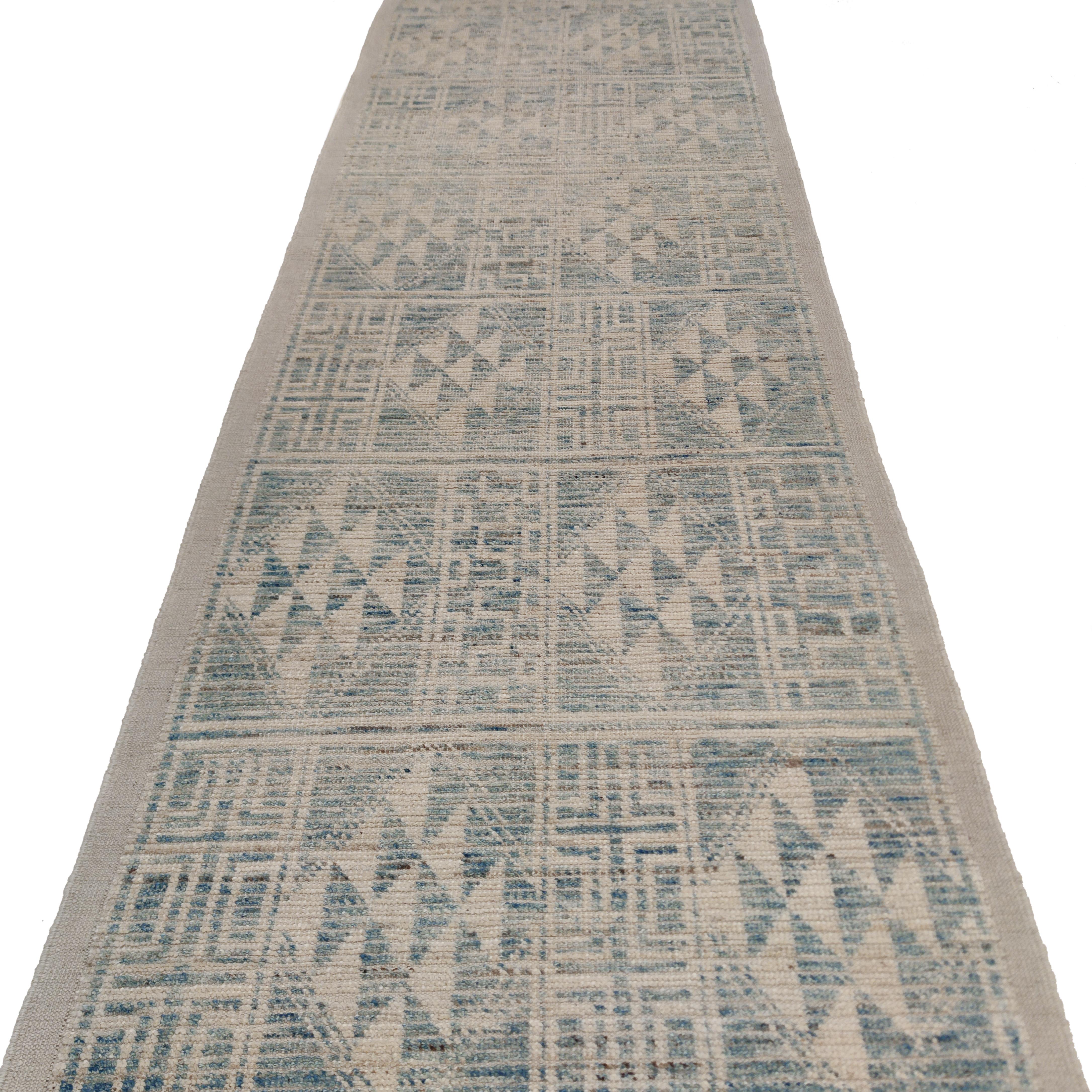 Tribale Tappeto Runner Sierra azzurro in stile marocchino moderno (a) Gallery di Alberto Levi in vendita