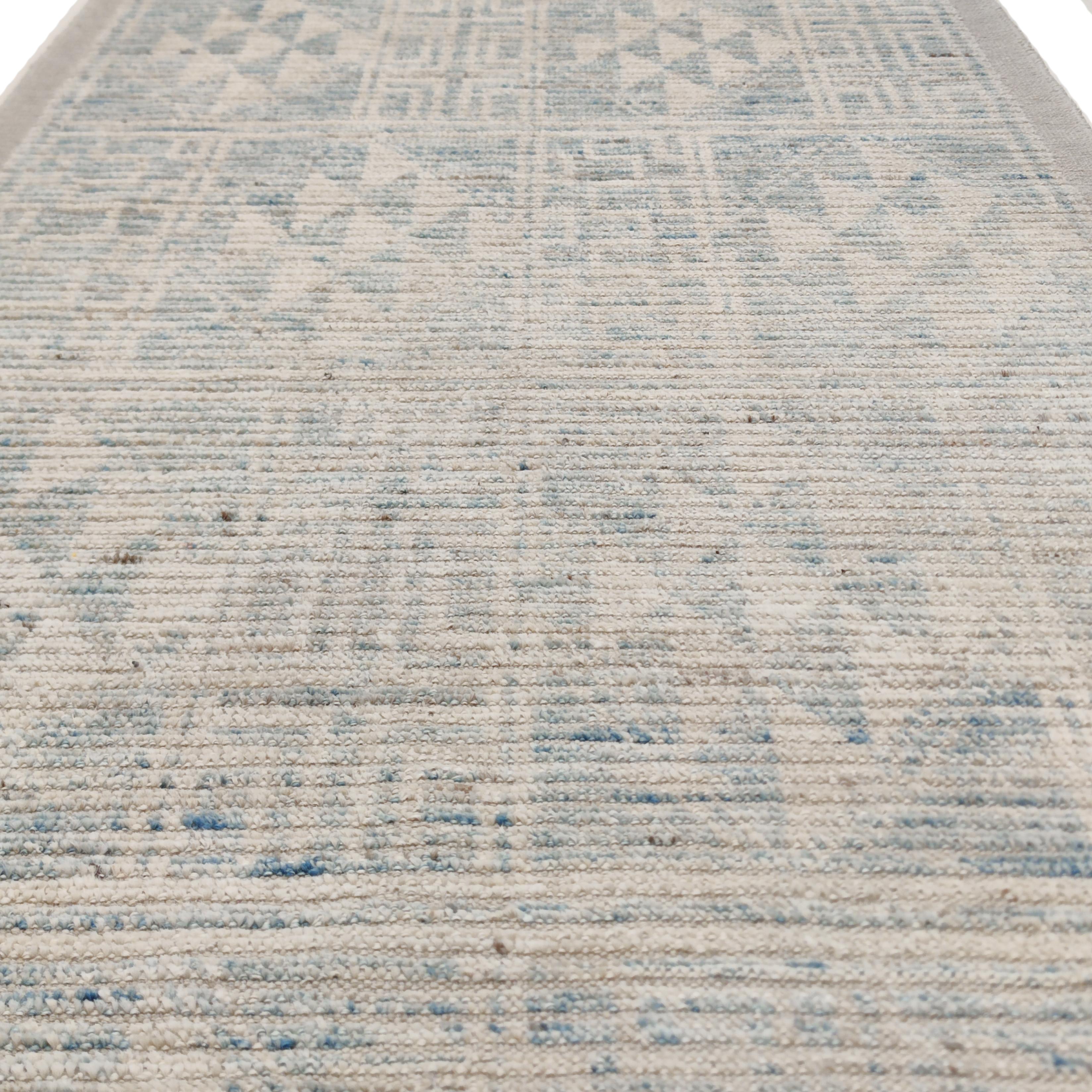 Annodato a mano Tappeto Runner Sierra azzurro in stile marocchino moderno (a) Gallery di Alberto Levi in vendita