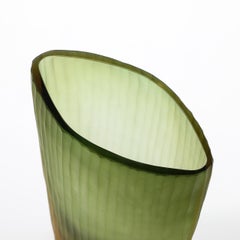 Jarrón modernista de Murano acanalado de vidrio verde musgo y ámbar firmado Massimo Micheluzzi