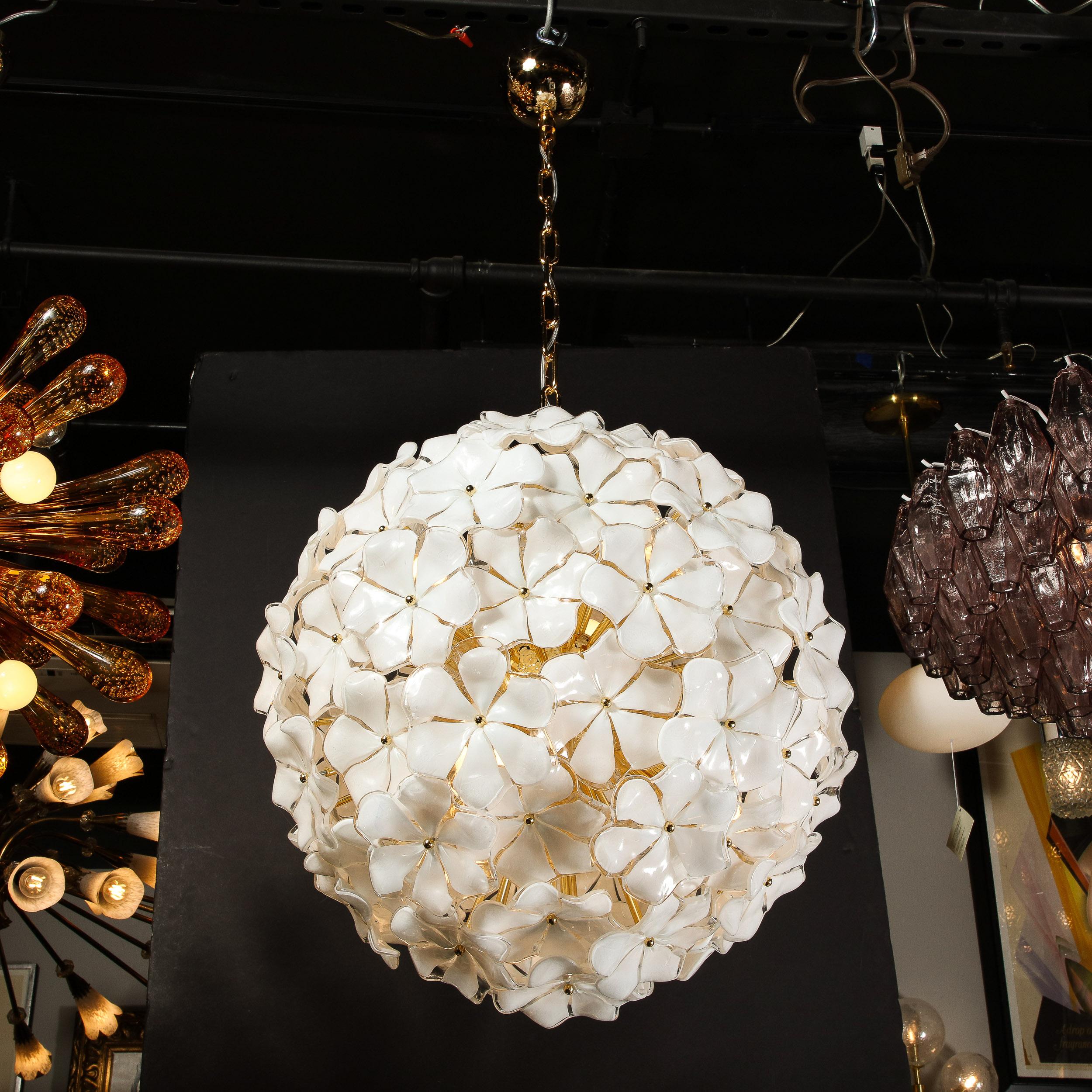 Modernistischer Murano-Glas-Kronleuchter mit Blumen und Sputniks aus weißem Glas und Messingbeschlägen im Angebot 8