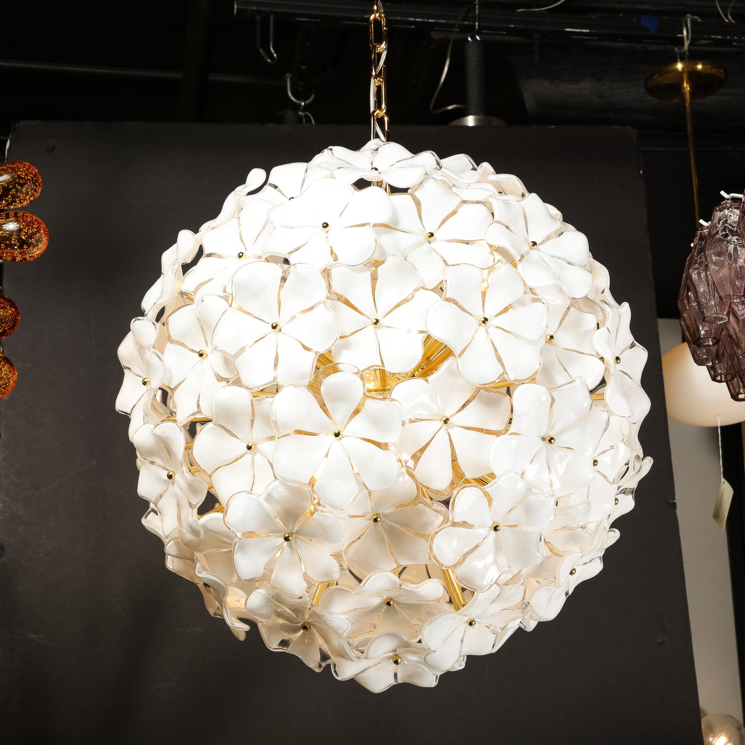Modernistischer Murano-Glas-Kronleuchter mit Blumen und Sputniks aus weißem Glas und Messingbeschlägen (21. Jahrhundert und zeitgenössisch) im Angebot