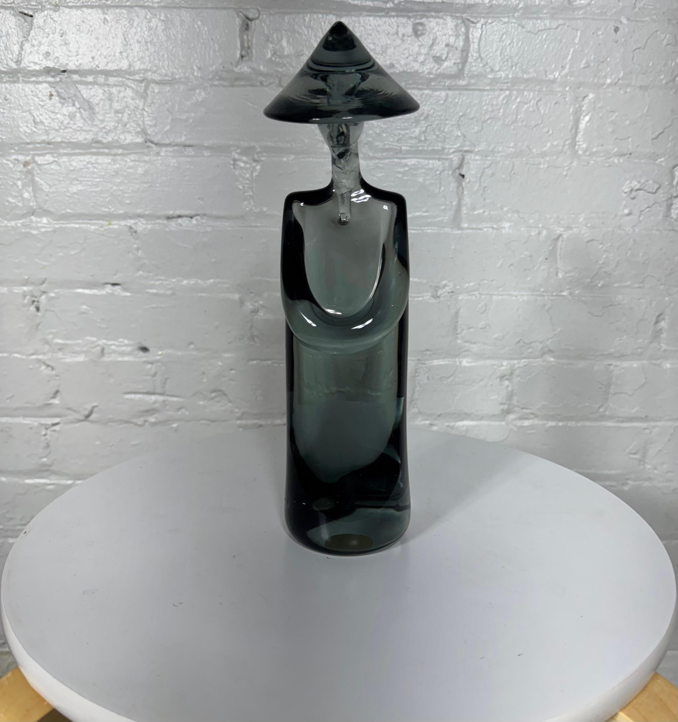 Scultura stilizzata in vetro di Murano raffigurante un uomo cinese, creata dal famoso artista del vetro Archimede Seguso. Realizzata in Italia negli anni '60, questa scultura raffigura un uomo cinese in posizione contemplativa o forse addirittura