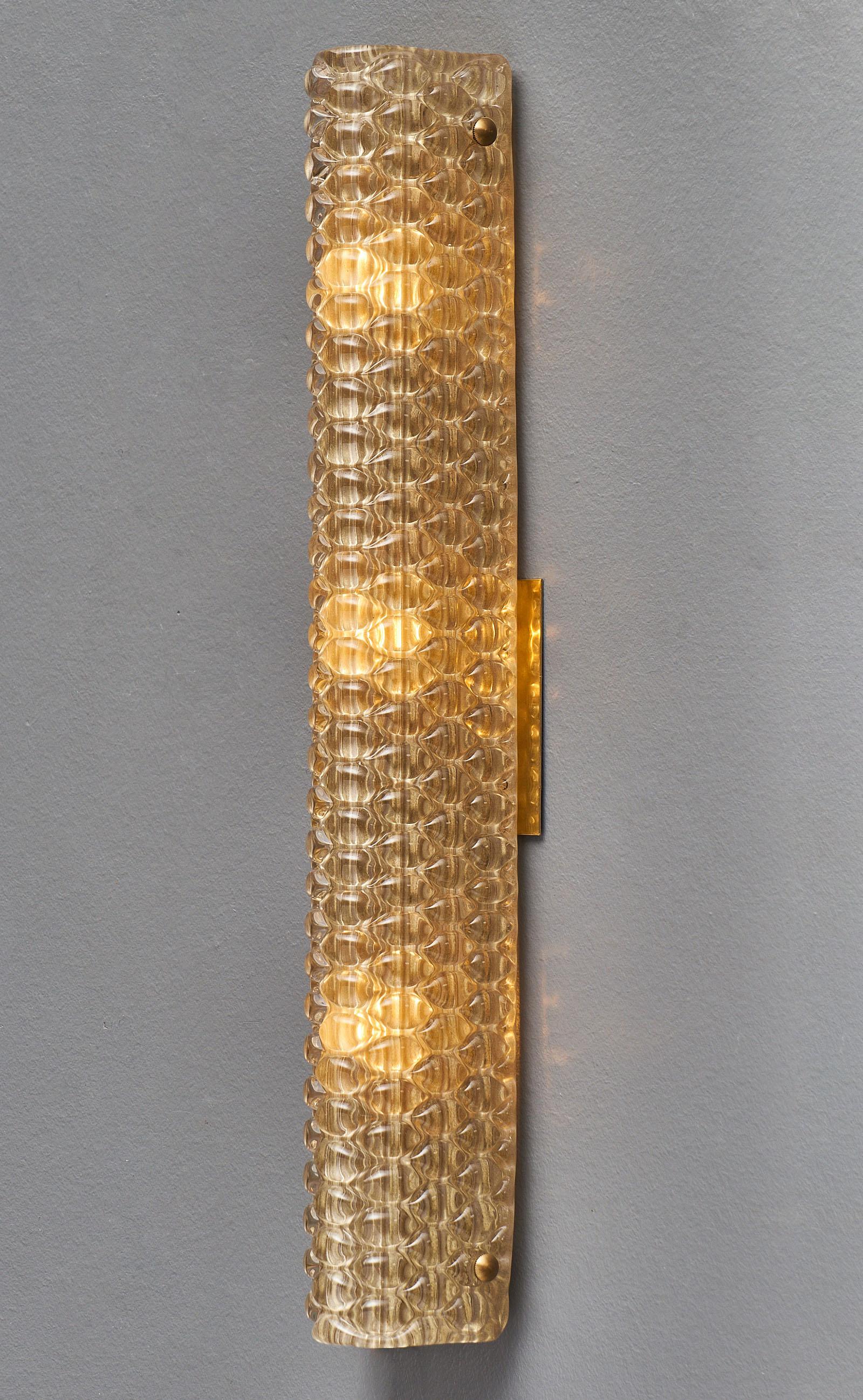 Appliques modernistes en verre de Murano, texturées avec un motif de type peau de python sur le verre soufflé à la main. Nous adorons le style épuré de cette paire. Ils ont été nouvellement câblés pour répondre aux normes américaines.

Cette paire