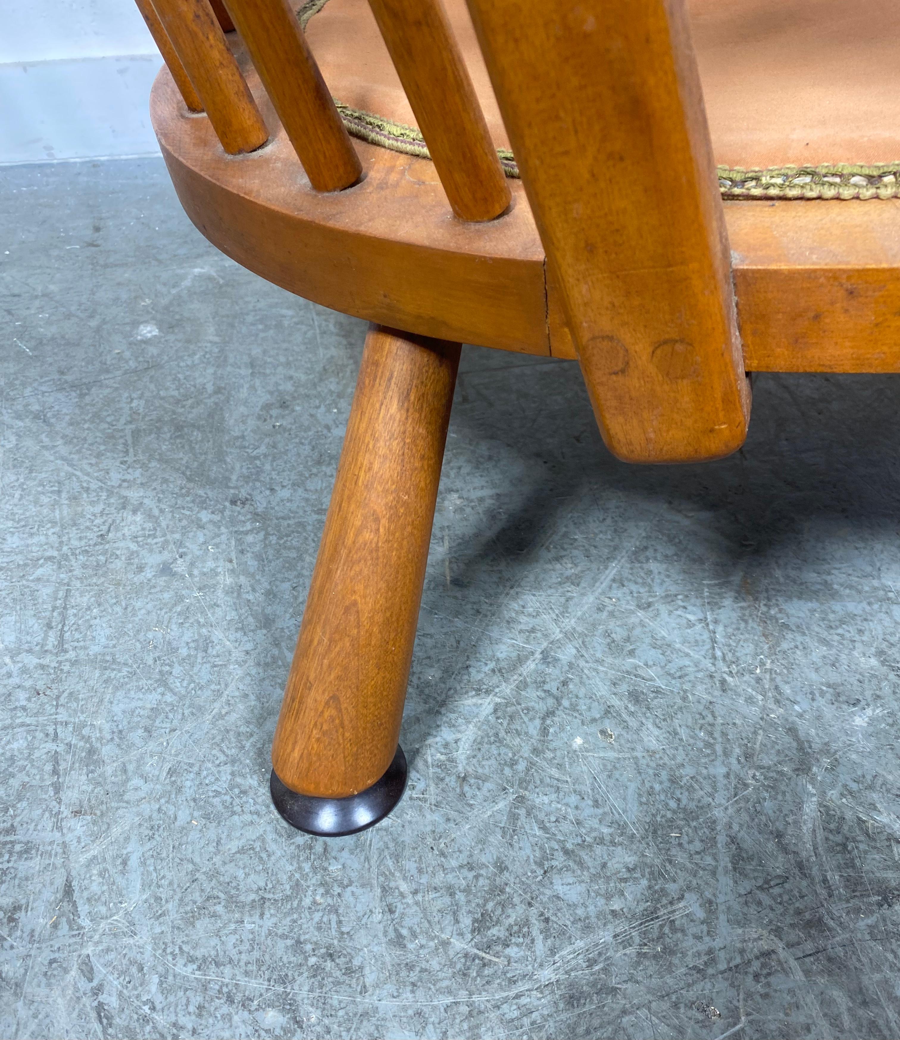 
Chaise longue moderniste en érable massif de style Nana Ditzel . Moderne / Fermier. Une qualité et une construction étonnantes, un design classique Colonial Modern. Extrêmement confortable. S'intègre parfaitement dans tous les environnements.